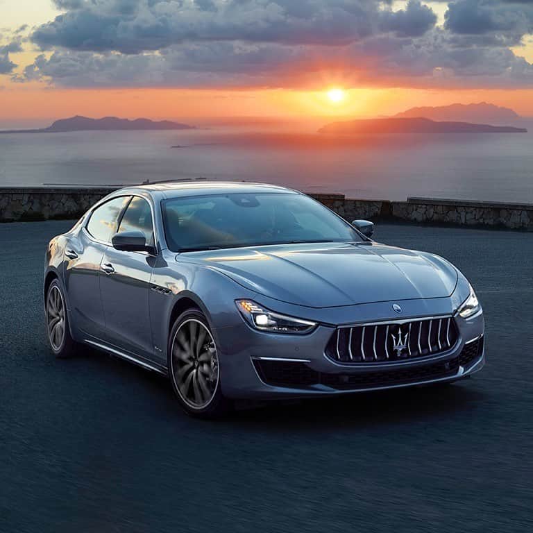 Maserati Japan | マセラティ ジャパンのインスタグラム：「沈みゆく太陽と夕闇がギブリをつつむ特別な時間。光と影の双方が、ギブリの持つエレガンスを際立たせます。 #Maserati #マセラティ  #MaseratiJapan #マセラティジャパン #Ghibli #ギブリ #Sunset」