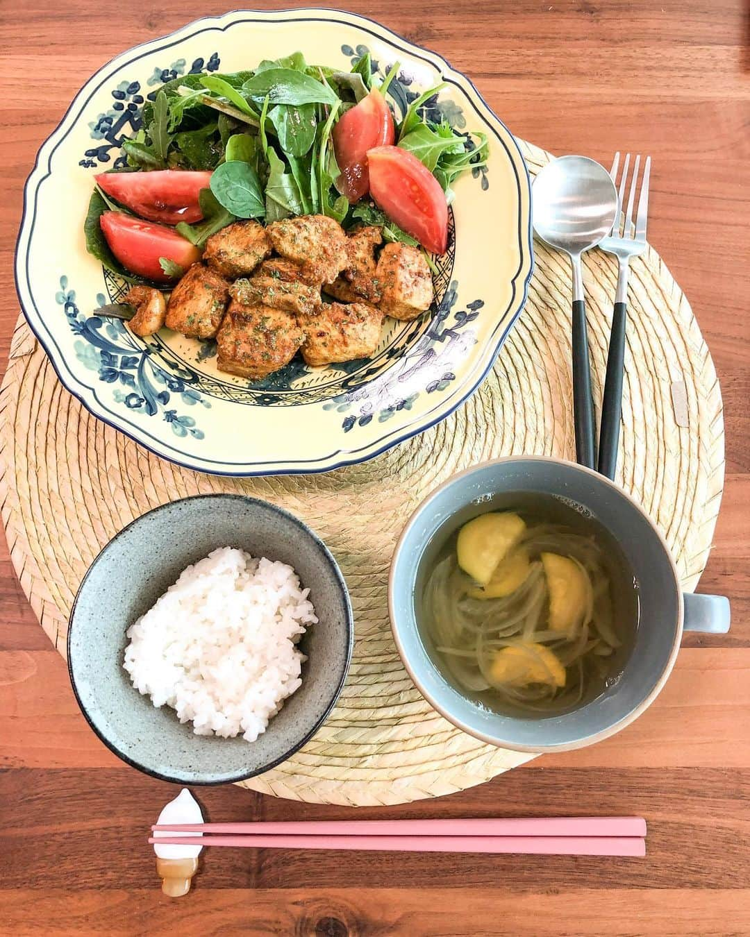 林弓束さんのインスタグラム写真 - (林弓束Instagram)「今日は雨ですね。 そんな今日の #ゆづ飯 は #タンドリーチキン でした！ ヨーグルトでしっとり❤️ 昨晩から漬け込んでおいたので 朝は焼くだけ🍗 #ズッキーニと玉ねぎのコンソメスープ と。 タンドリーチキンの作り方は cchannelに載せます✨ とーても簡単だよ！」6月7日 14時31分 - hayashiyuzuka