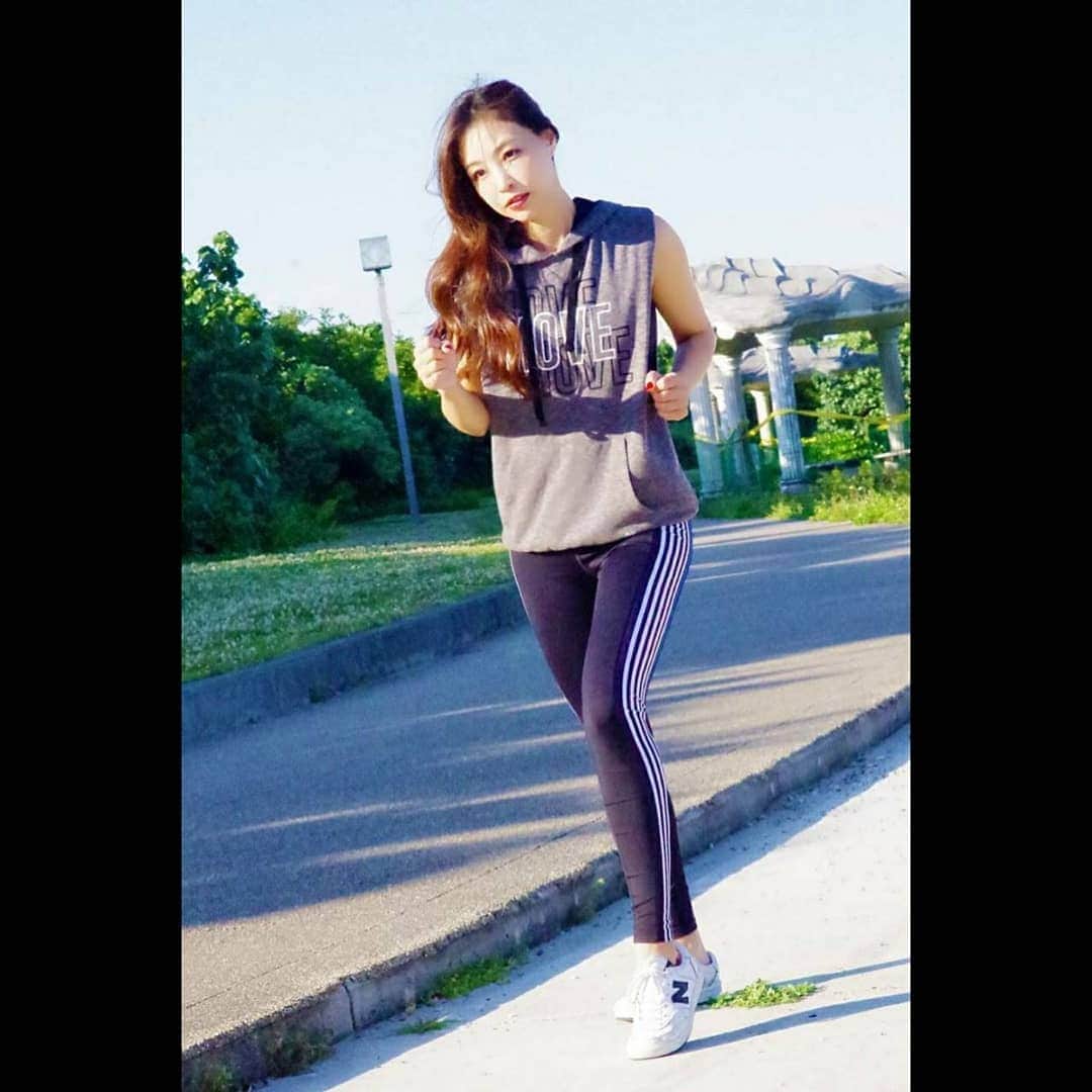 インリンのインスタグラム：「晴れた日は、青空の下でトレーニング! 撮影: Куратанов  #インリン #垠凌 #yinling #トレーニング #ジョギング #沖縄 #沖縄市  #okinawa #jogging」
