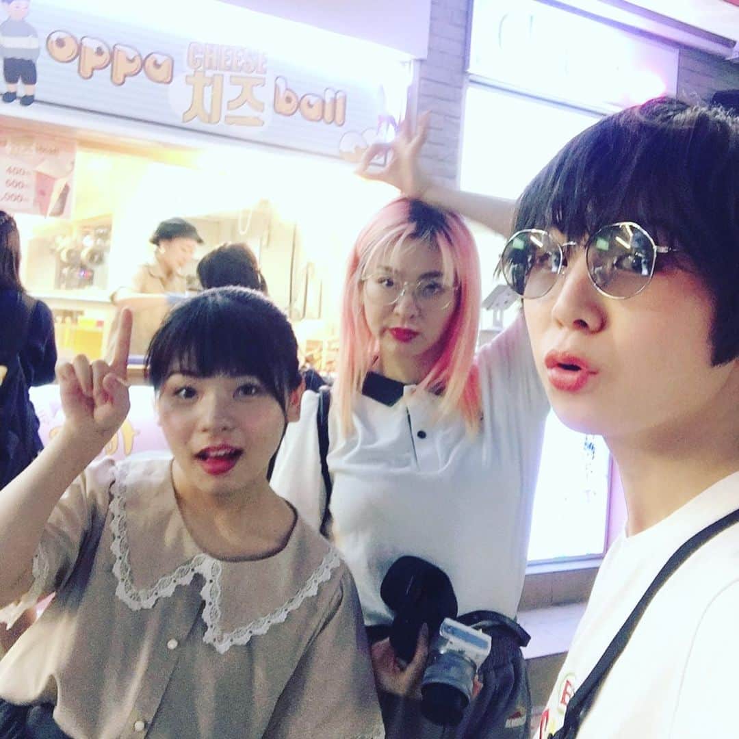 ウ・キリュウのインスタグラム：「先日チーズボール屋に、吉本坂46の光永ちゃんとA-NONさんと藤井なおちゃんがきてくれました✨✨ あのんさんはダンスの世界チャンピオンで、藤井なおちゃんは17歳、歌うま高校生選手権チャンピオンらしいですʕʘ‿ʘʔ  せーのっ！ オッケーチーズボール(^_−)−☆ #新大久保 #チーズボール #オッパチーズボール #グルメ #吉本坂46 #光永 #藤井菜央 #アノン #koreanfood #korea #mc」