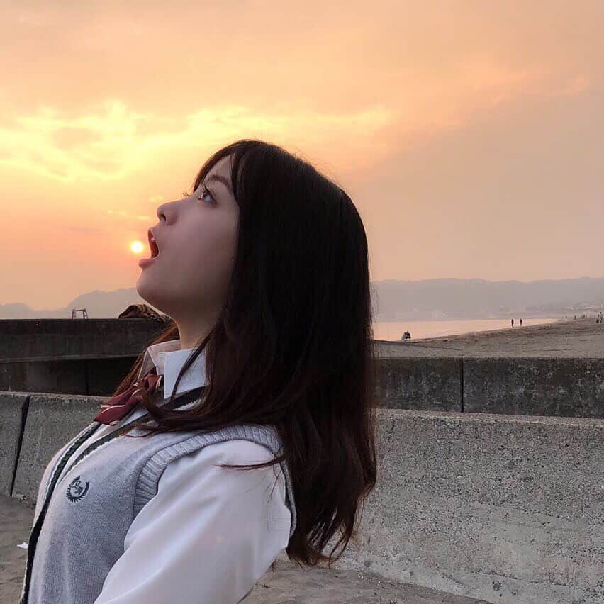 映画『午前0時、キスしに来てよ』のインスタグラム：「夕日があまりにも綺麗すぎて…﻿ ﻿ 日奈々が食べちゃいました🌅﻿ ﻿ #午後8時公式がお送りしました﻿ ‪#午前0時キスしに来てよ‬﻿ ‪#0キス‬ #映画0キス ﻿ #夕日美味しそう﻿ #日奈々 #橋本環奈 ﻿」
