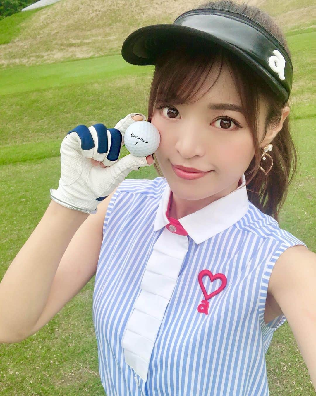 高橋としみさんのインスタグラム写真 - (高橋としみInstagram)「今日はゴルフ⛳️ 悪天候で前半ハーフだけ🥺 . そして今年新しくなった @taylormade_golf_japan の ツアーボールTP5/TP5xを 実際に使ってみました😊✨ . 今日はTP5✨ 使ってみて個人的にはアイアンでよく止まる！ というイメージ😊✨ 100ヤードからいかにピンに近づけるかが わたしの課題なので、よく止まると アプローチもしっかり打てて、 よくやるザクッとチョロすることがなかったです！ ほとんど1パットと2パット お陰で🔴40でした⛳️ . あとソフトな打感もすき(^^) ドライバーは調子も良かったので飛びました❤️ . #ゴルフ#ゴルフ女子#TP5 #TP5x #ボールチェンジャー#ゴルフボール#pr」6月7日 20時01分 - toshimi_1002