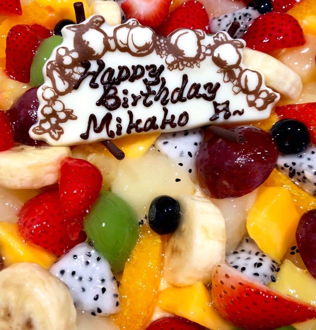 Mikako さんのインスタグラム写真 - (Mikako Instagram)「誕生日のお祝いたくさんありがとうございます！ みなさんのメッセージ全部読ませて頂きました📱  今日もお仕事だったので、メンバー、スタッフさんがお祝いしてくれました。🎂 MTG中にケーキが出てきて、今メンバー内で流行ってる曲を流しながらみんなでケーキをつつきました。🍴 今日はいつもの倍、お父さんお母さんにありがとうと思う日です。 たくさんの愛をありがとう！！！幸せです。  引き続きよろしくお願いします🙏🏻」6月7日 20時01分 - mikako_faky