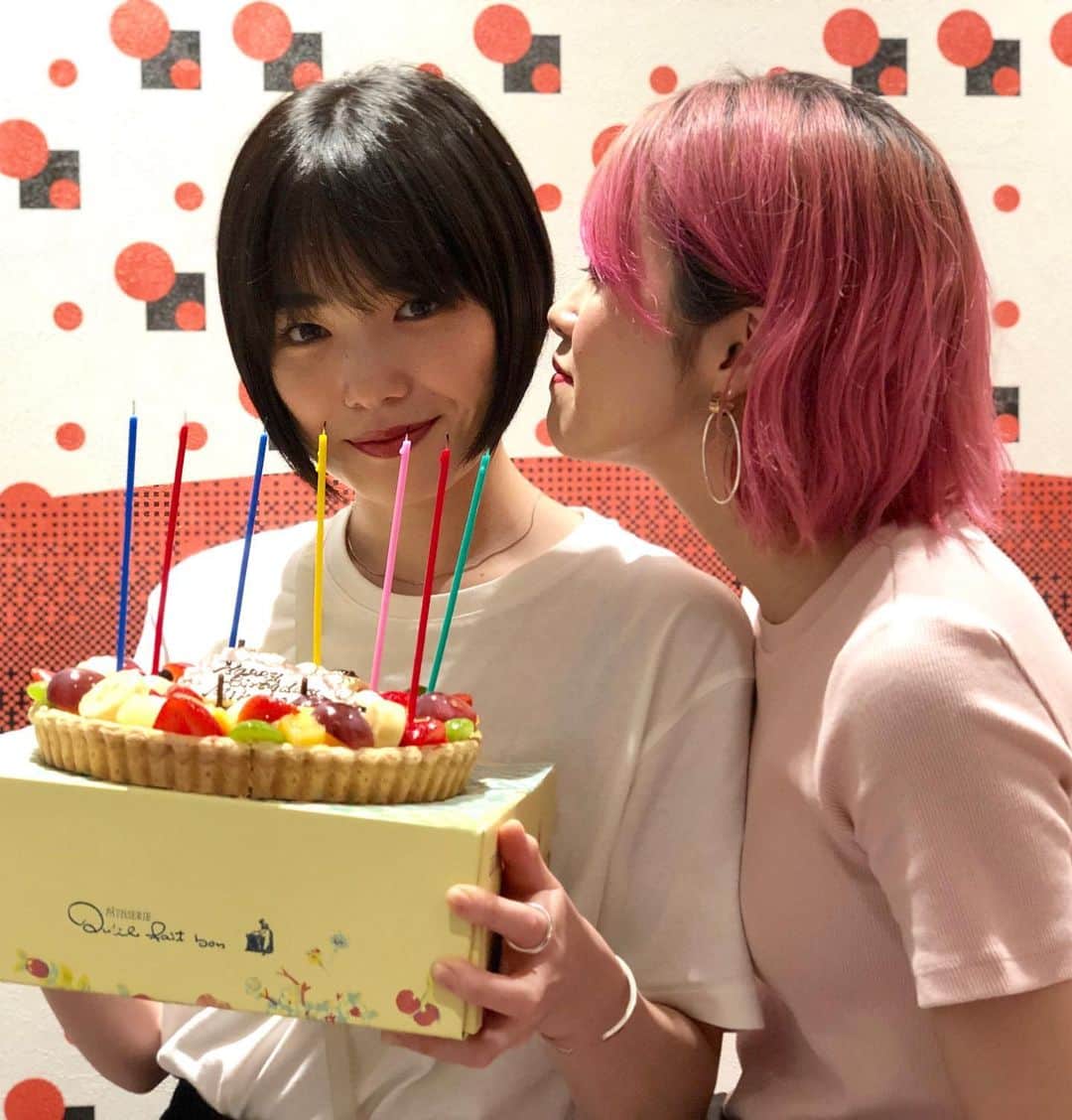 Mikako さんのインスタグラム写真 - (Mikako Instagram)「誕生日のお祝いたくさんありがとうございます！ みなさんのメッセージ全部読ませて頂きました📱  今日もお仕事だったので、メンバー、スタッフさんがお祝いしてくれました。🎂 MTG中にケーキが出てきて、今メンバー内で流行ってる曲を流しながらみんなでケーキをつつきました。🍴 今日はいつもの倍、お父さんお母さんにありがとうと思う日です。 たくさんの愛をありがとう！！！幸せです。  引き続きよろしくお願いします🙏🏻」6月7日 20時01分 - mikako_faky