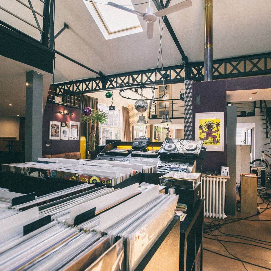 Red Bull Music Academyのインスタグラム：「DJ and audiophile Sébastien Deswarte has a pretty sweet set-up in his home in Lille – modelled after the iconic soundsystems of New York’s most famous clubs. — 📷 @sarahbastin #djing #records #soundsystem #vinyl」