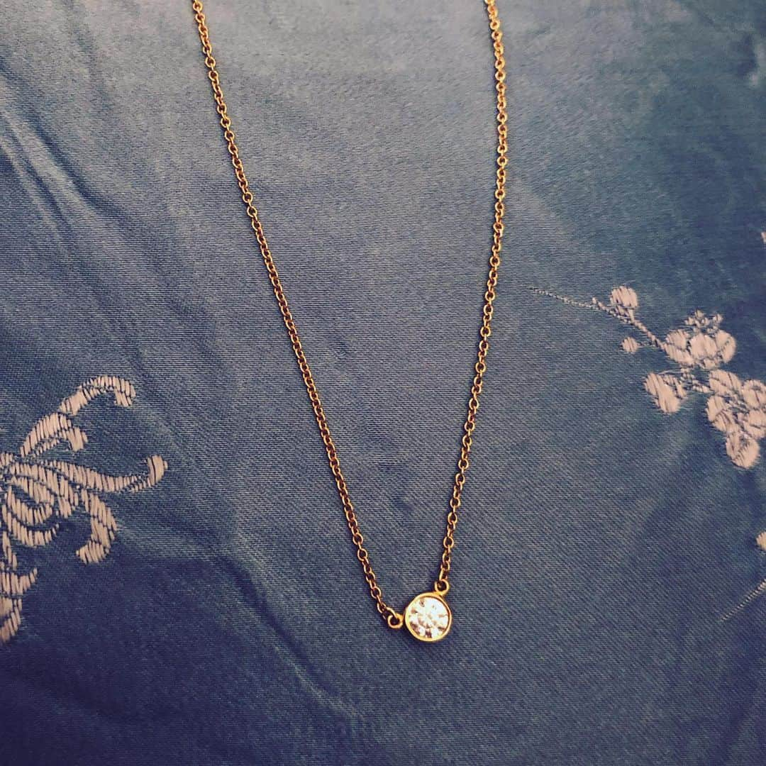 辻直子さんのインスタグラム写真 - (辻直子Instagram)「#tiffany#diamonds#bytheyard #ティファニー#バイザヤード#これは3粒のダイヤのピアス#見えるかな#ありますよねいろんな思い出  @tiffanyandco  すごくすごく昔 バイザヤードをはじめて買った日  コーラルピンクのキャミソールドレスを着て @tiffanyandco に行きました  あのブルーのボックスと紙袋に合いそうな色のドレスを着て行こうって  買い物に行く時から楽しんでいたそんな夏の日でした」6月7日 20時04分 - naoko.ts