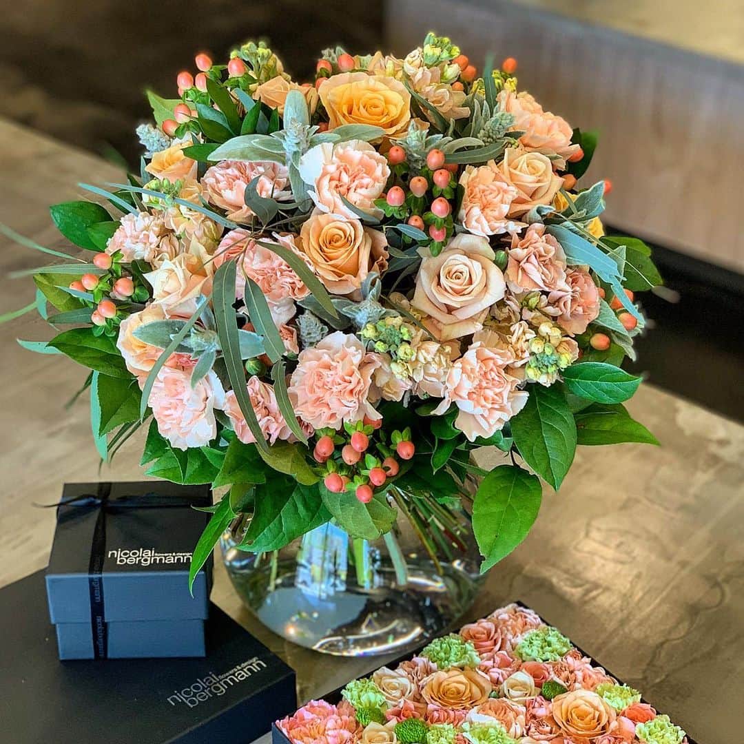 ニコライ・バーグマン・フラワーズ＆デザインさんのインスタグラム写真 - (ニコライ・バーグマン・フラワーズ＆デザインInstagram)「Peach colored bouquet and boxes at our Los Angels Flagship Store. #nicolaibergmann #bouquet」6月7日 14時35分 - nicolaibergmann