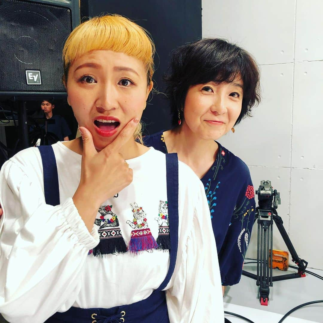 藤田朋子さんのインスタグラム写真 - (藤田朋子Instagram)「#丸山桂里奈 #藤田朋子 #ぐるナイ #体重当て #ベルトコンベア に乗って、体重が軽い順に登場するコーナー⚽️ #でちゃダメ って言われちゃうやつ。 今度の木曜日放送です。  #tomokofujita #karinamaruyama #heavy #right  #ナイナイ #ぐるぐる #thursdaynight」6月7日 14時36分 - chiendormant