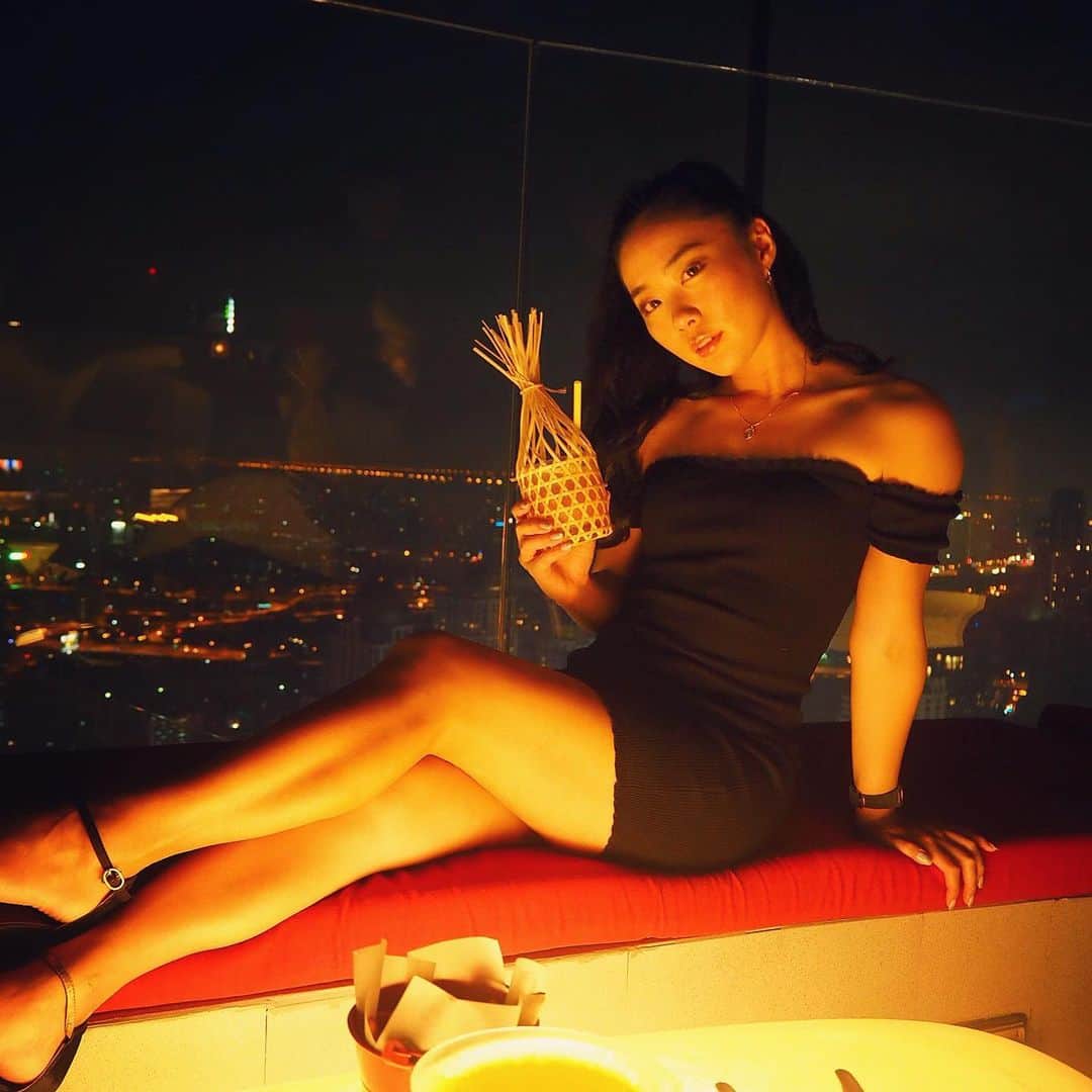 のインスタグラム：「Bangkok DAY3🇹🇭 ルーフトップバーは毎回新しいところを探していってみる🍸🌃大満足でした💓 夜景をもっと上手に撮りたいなぁ〜 普段撮られることが多いけど撮る難しさを改めて感じる😞 光の加工ってどういうアプリで綺麗にできるのかな？？ #ルーフトップバー #バンコク #タイ #🇹🇭 #カクテル #夜景 #カメラ #OLYMPUS #olympuspen #カメラ好きと繋がりたい #rooftop #rooftopbar #redsky #redskybangkok #Bangkok #Thailand #nightview」