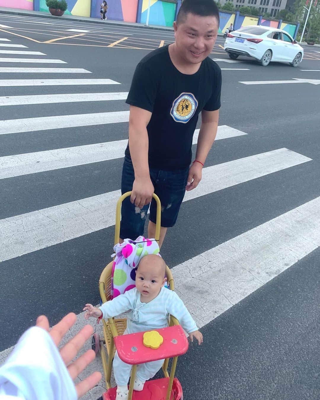 宮内桃子さんのインスタグラム写真 - (宮内桃子Instagram)「中国で出会った赤ちゃん👶🇨🇳 ほんとうにかわいい。  写真の許可をもらい撮らせてもらったよ📷 この街のベビーカーはほぼ こちらの感じでした。  この赤ちゃんは頭を撫でてあげると🤱 立ち上がりたい！ と言わんばかりに 身体をぴーんと手に寄せてきて ほんとうに天使でした。  #今日のコーデ #赤ちゃん #中国 #ベビーカー #baby」6月7日 14時49分 - bakemonomomo