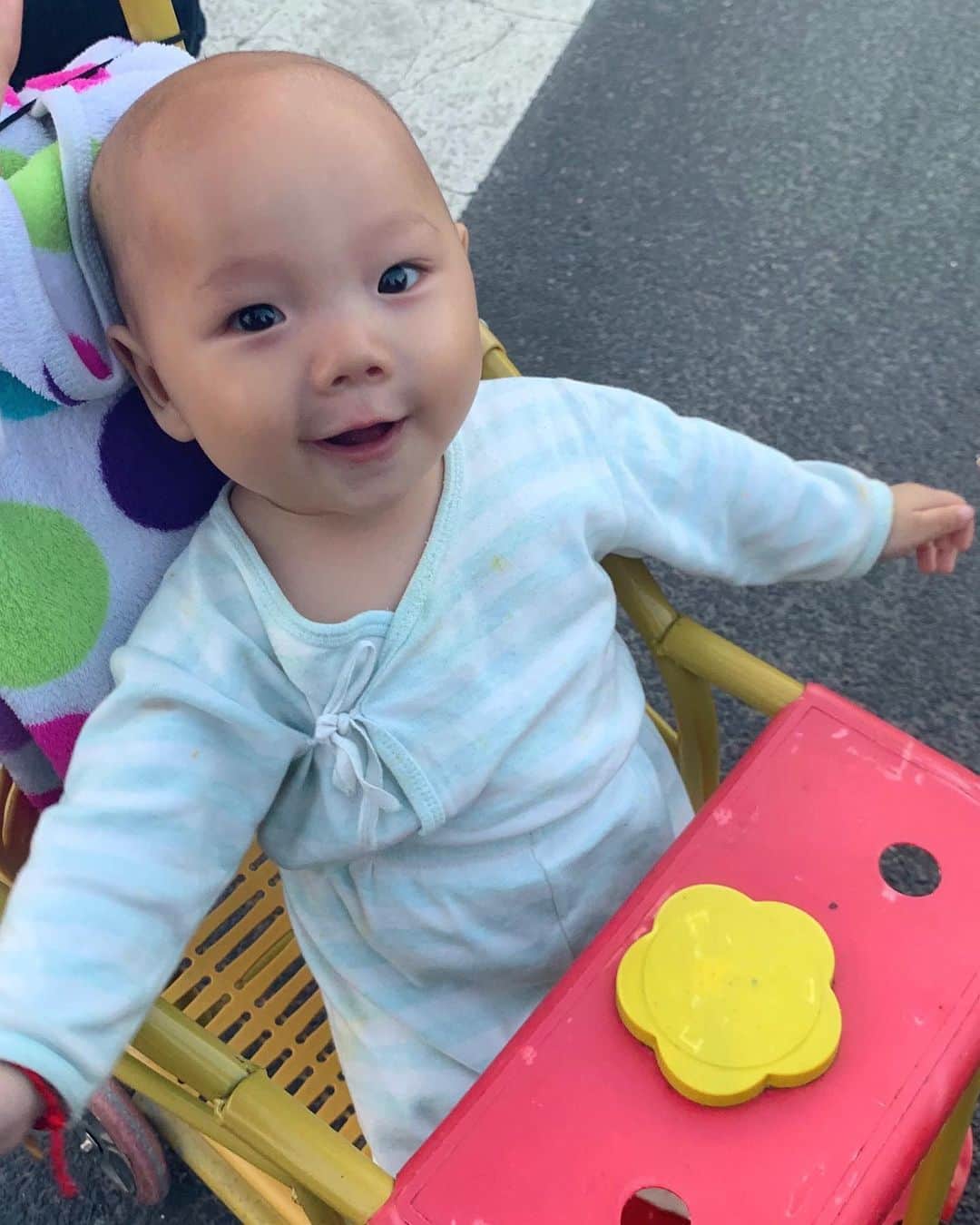 宮内桃子さんのインスタグラム写真 - (宮内桃子Instagram)「中国で出会った赤ちゃん👶🇨🇳 ほんとうにかわいい。  写真の許可をもらい撮らせてもらったよ📷 この街のベビーカーはほぼ こちらの感じでした。  この赤ちゃんは頭を撫でてあげると🤱 立ち上がりたい！ と言わんばかりに 身体をぴーんと手に寄せてきて ほんとうに天使でした。  #今日のコーデ #赤ちゃん #中国 #ベビーカー #baby」6月7日 14時49分 - bakemonomomo