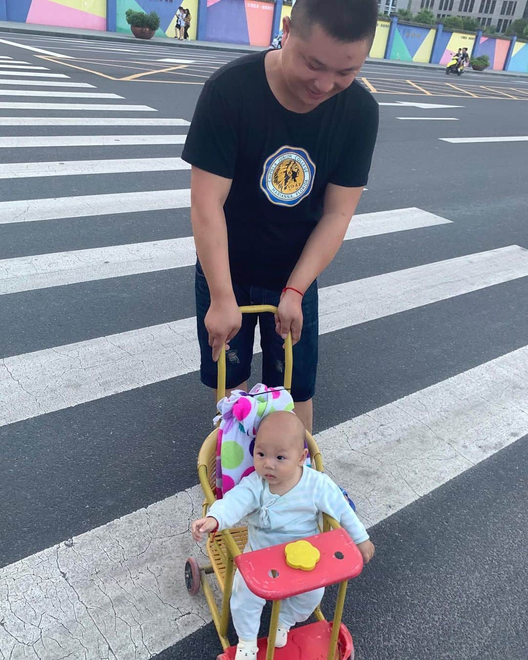 宮内桃子さんのインスタグラム写真 - (宮内桃子Instagram)「中国で出会った赤ちゃん👶🇨🇳 ほんとうにかわいい。  写真の許可をもらい撮らせてもらったよ📷 この街のベビーカーはほぼ こちらの感じでした。  この赤ちゃんは頭を撫でてあげると🤱 立ち上がりたい！ と言わんばかりに 身体をぴーんと手に寄せてきて ほんとうに天使でした。  #今日のコーデ #赤ちゃん #中国 #ベビーカー #baby」6月7日 14時49分 - bakemonomomo