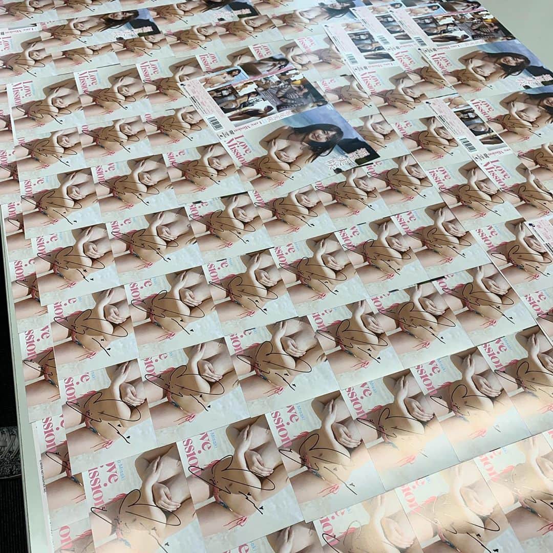 堀尾実咲のインスタグラム：「いよいよ今週末‼︎ DVDリリースイベントのためのサイン書きを事務所でしてきたよ🐰❤︎ 6/9(日)16:00〜@ソフマップAKIBA④号店アミューズメント館8階  お待ちしてます🥰❤️ https://event.sofmap.com/all/event/01cpp7109xqne  #グラビア #アイドル #DVD #リリース #イベント」