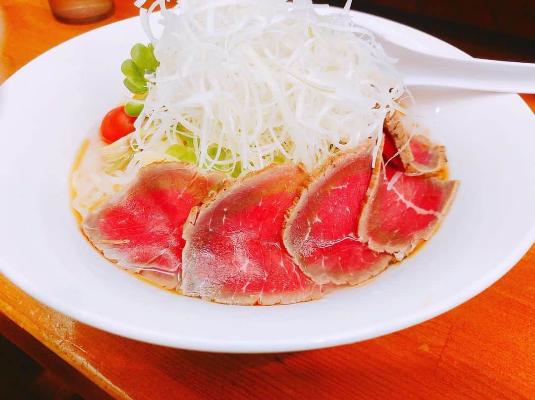 新井愛瞳さんのインスタグラム写真 - (新井愛瞳Instagram)「☆ ☆ ☆ ☆  札幌にて。  涼麺→牛のタタキらーめん。  さっぱりスープに水で締めてある歯ごたえある麺。めちゃ美味しい。  何より牛肉が美味しい。 白髪ネギ増量で頼んで相性良きでした。  去年食べた海老味噌も好きです。  #sapporo #ラーメン  #アプガ2の青春」6月7日 14時53分 - arai_manami_official