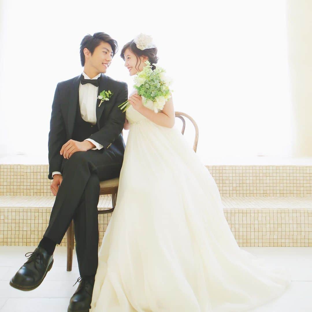 CLAIREのインスタグラム：「優しくナチュラルな雰囲気で✨ ・ 2人が楽しくおしゃべりしてる時間をパチリ。 ・ 最高の瞬間だけでなく、クレールを訪れた時からの体験全てを、お2人に届けます。 ・ @clairebridalstudio」