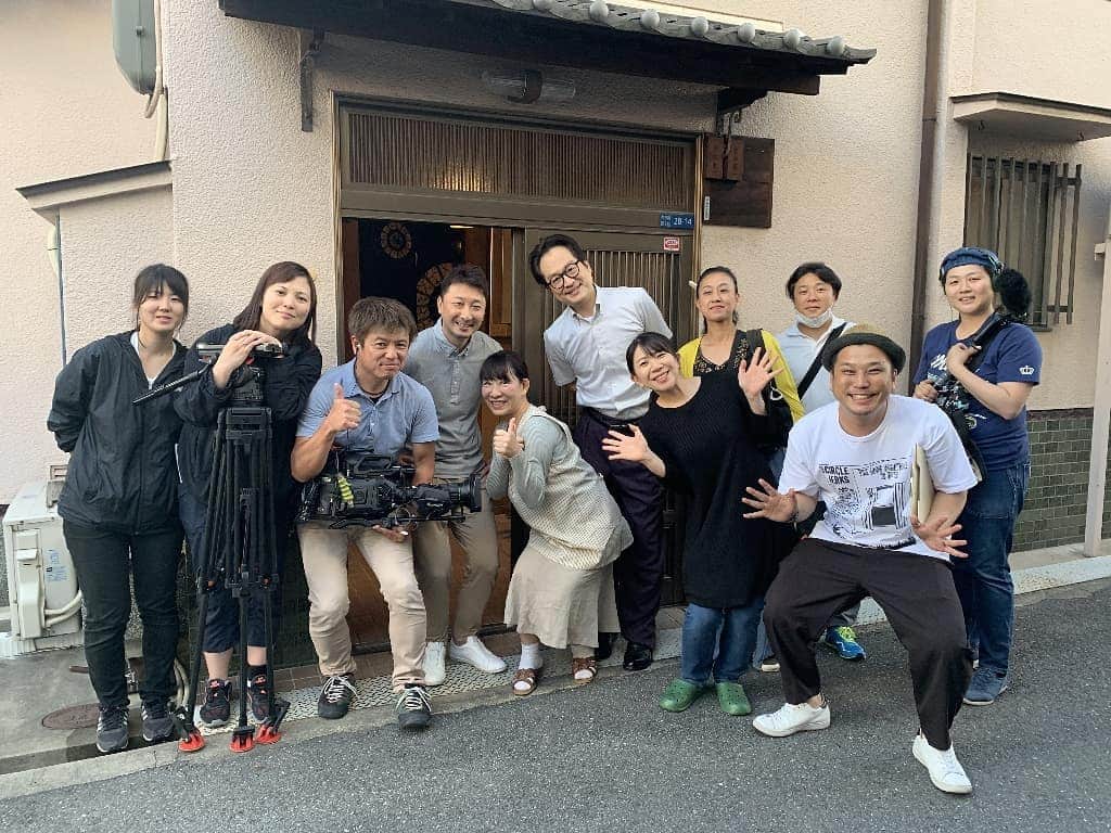服部ひで子のインスタグラム：「関西の皆様。  月～金📺15:49～放送 MBS『ミント！』 本日放送の "モメゴト"コーナーの、再現ドラマに出演させていただいてます。  毎回、吉本新喜劇のメンバーがドラマに出てきますので、是非毎週チェックしてくださいね～！！！ 今回は、あき恵姉さん、川畑座長、松浦兄さんと私です。  そして素敵なスタッフの皆様と一緒に✨  #MBS #ミント！  #吉本新喜劇 #よしもと新喜劇  #新喜劇 #浅香あき恵 姉さん #松浦真也 兄さん #服部ひで子 #川畑泰史 座長」