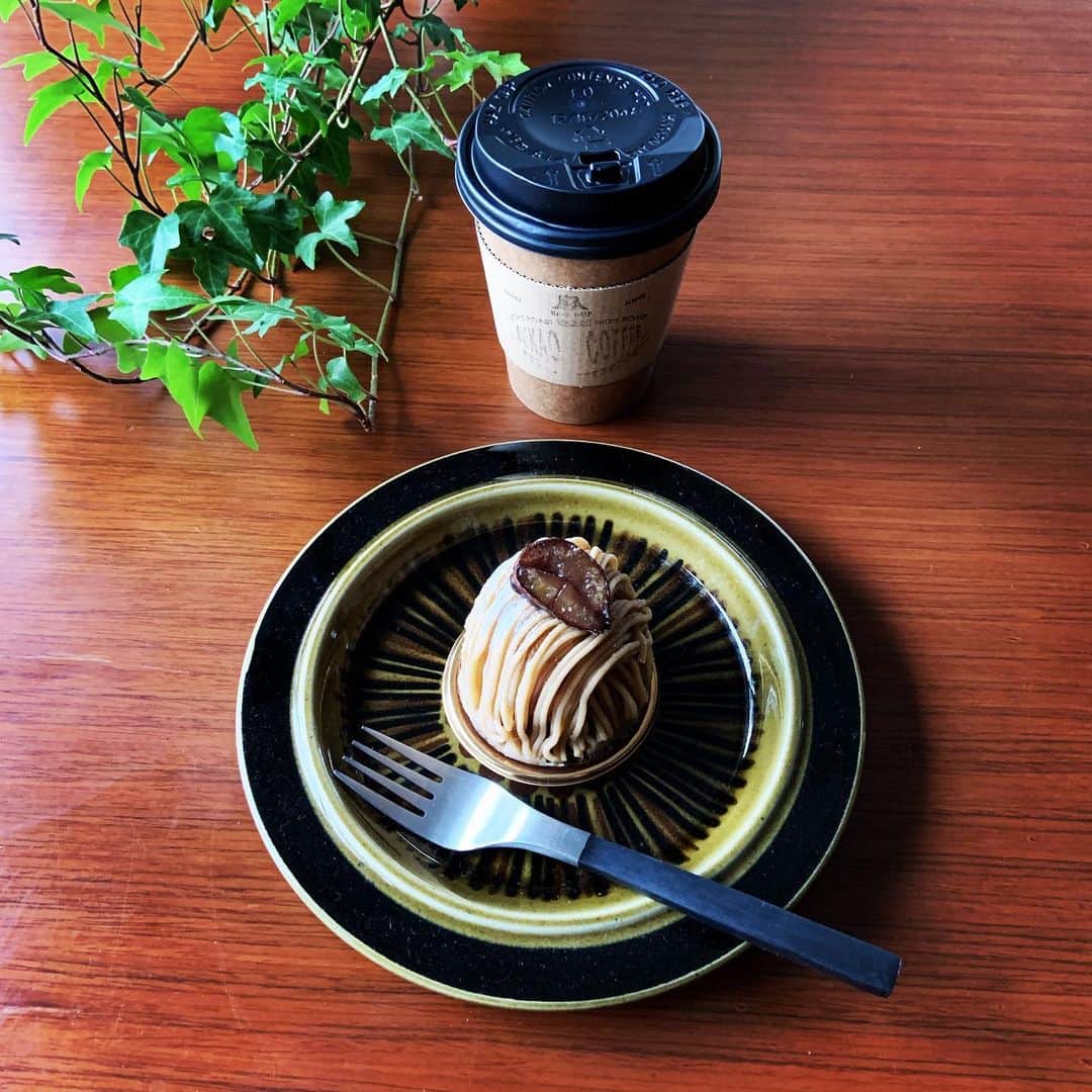 志摩有子さんのインスタグラム写真 - (志摩有子Instagram)「打ち合わせを兼ねておやつタイム。モンブランにスナオコーヒーのカフェオレ。夜飲むと眠れなくなるので、最近はもっぱら昼間に飲むようになった。 #おやつタイム #アラフィフあるある #sunaocoffee」6月7日 14時56分 - ariko418