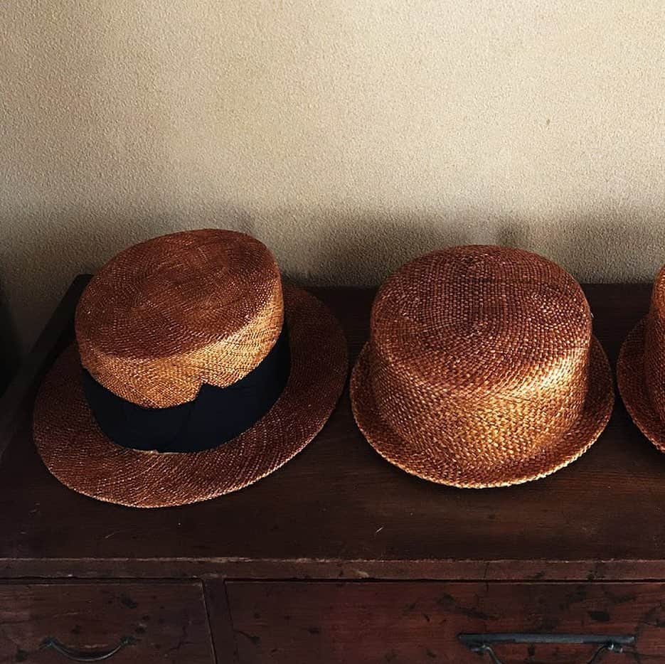 手紙社さんのインスタグラム写真 - (手紙社Instagram)「【「札幌蚤の市&札幌もみじ市」出店者紹介：Chappo】 帽子職人・須田英治さんによるハンドメイドの帽子の数々。パターンを引いて作る布の帽子、木型で成型して作るフェルトの帽子や麦わら帽子、特殊なミシンを使ったブレードの帽子など、豊かなバリエーションの中からきっとお気に入りが見つかるはず！　気軽にかぶってみてください。 ・ ▶︎詳細はプロフィールのリンク「手紙社公式ウェブサイト」より「札幌蚤の市&札幌もみじ市」公式サイト・札幌もみじ市へ ・ ▶︎ボランティアスタッフ募集中！　詳しくはストーリーへ ・ #札幌蚤の市 #札幌もみじ市 #札幌北欧市 #札幌豆皿市 #手紙社 #手紙舎  #東京蚤の市 #もみじ市 #北欧市 #豆皿市 #アンティーク #ブロカント #豆皿 #箸置き市 #大人の文化祭 #tokyonominoichi #tegamisha  #vintage#antique #mamezara #Chappo #帽子」6月7日 15時03分 - tegamisha