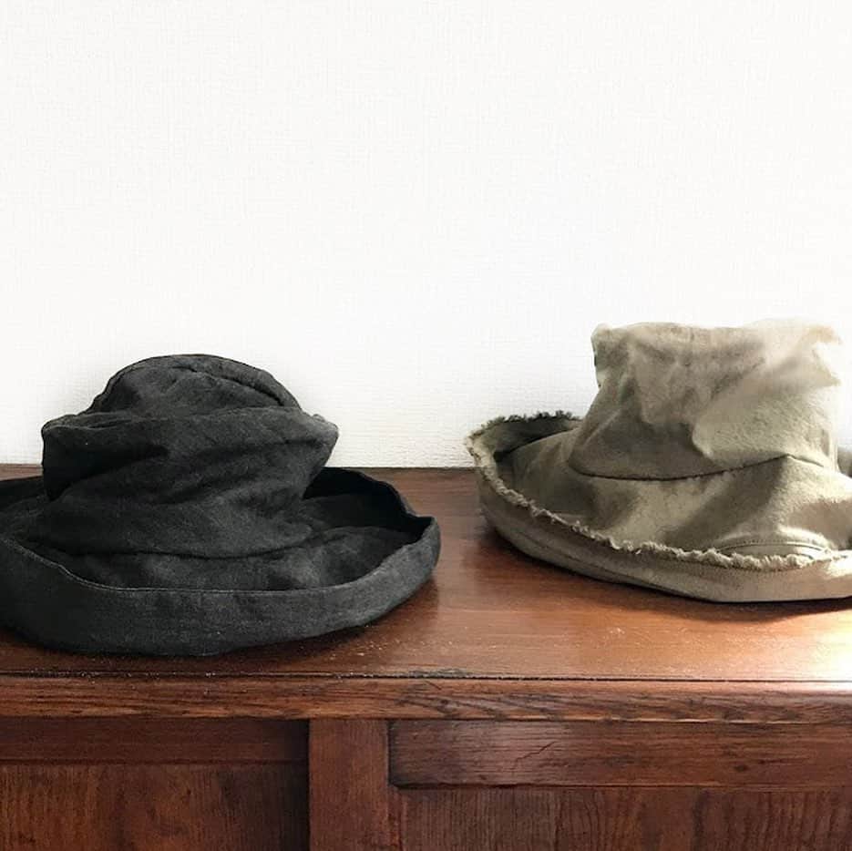 手紙社さんのインスタグラム写真 - (手紙社Instagram)「【「札幌蚤の市&札幌もみじ市」出店者紹介：Chappo】 帽子職人・須田英治さんによるハンドメイドの帽子の数々。パターンを引いて作る布の帽子、木型で成型して作るフェルトの帽子や麦わら帽子、特殊なミシンを使ったブレードの帽子など、豊かなバリエーションの中からきっとお気に入りが見つかるはず！　気軽にかぶってみてください。 ・ ▶︎詳細はプロフィールのリンク「手紙社公式ウェブサイト」より「札幌蚤の市&札幌もみじ市」公式サイト・札幌もみじ市へ ・ ▶︎ボランティアスタッフ募集中！　詳しくはストーリーへ ・ #札幌蚤の市 #札幌もみじ市 #札幌北欧市 #札幌豆皿市 #手紙社 #手紙舎  #東京蚤の市 #もみじ市 #北欧市 #豆皿市 #アンティーク #ブロカント #豆皿 #箸置き市 #大人の文化祭 #tokyonominoichi #tegamisha  #vintage#antique #mamezara #Chappo #帽子」6月7日 15時03分 - tegamisha