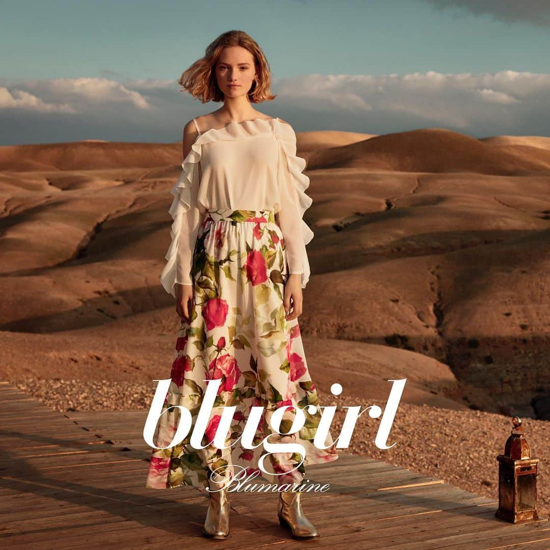 ブルーガールのインスタグラム：「Blugirl Spring Summer 2019 Advertising Campaign A journey to the desert, between suggestive sand dunes and breathtaking sunsets. Two girlfriends. No boundaries. A joyous and carefree mood. This is the Blugirl Spring Summer 2019 Advertising Campaign, conveying a free spirited elegance, poised among freshness, romanticism and non-conformist freedom.  Photographer: @fededeangelis Models: @beatricevendramin, @renske.lb Stylist: @audreytaillee Hair: @gabrytrezzi MUA: @ariannacampa_makeup  #blugirl #blugirlss19 #ss19#advertisingcampaign#beatricevendramin #renskeblockland」