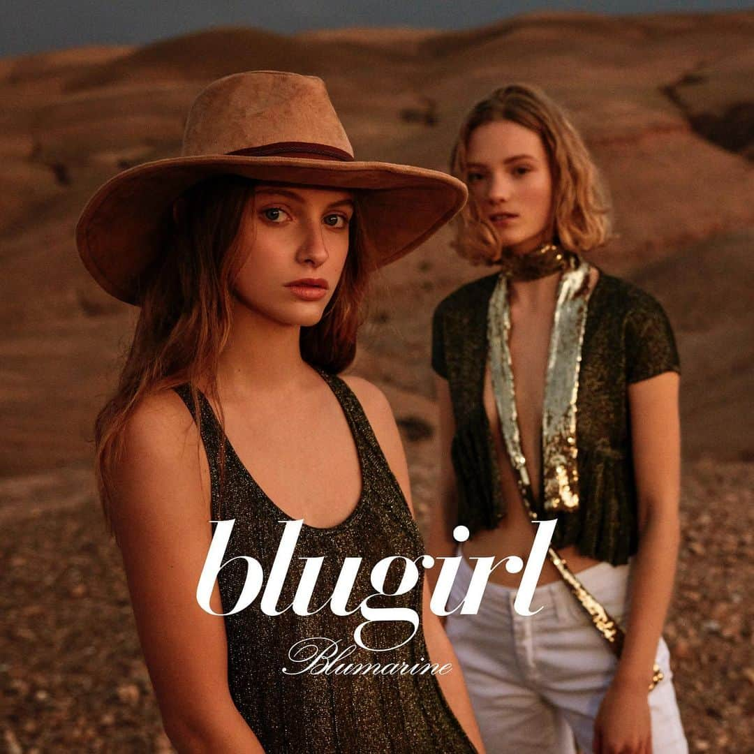 ブルーガールのインスタグラム：「Blugirl Spring Summer 2019 Advertising Campaign A journey to the desert, between suggestive sand dunes and breathtaking sunsets. Two girlfriends. No boundaries. A joyous and carefree mood. This is the Blugirl Spring Summer 2019 Advertising Campaign, conveying a free spirited elegance, poised among freshness, romanticism and non-conformist freedom.  Photographer: @fededeangelis Models: @beatricevendramin, @renske.lb Stylist: @audreytaillee Hair: @gabrytrezzi MUA: @ariannacampa_makeup  #blugirl #blugirlss19 #ss19#advertisingcampaign#beatricevendramin #renskeblockland」