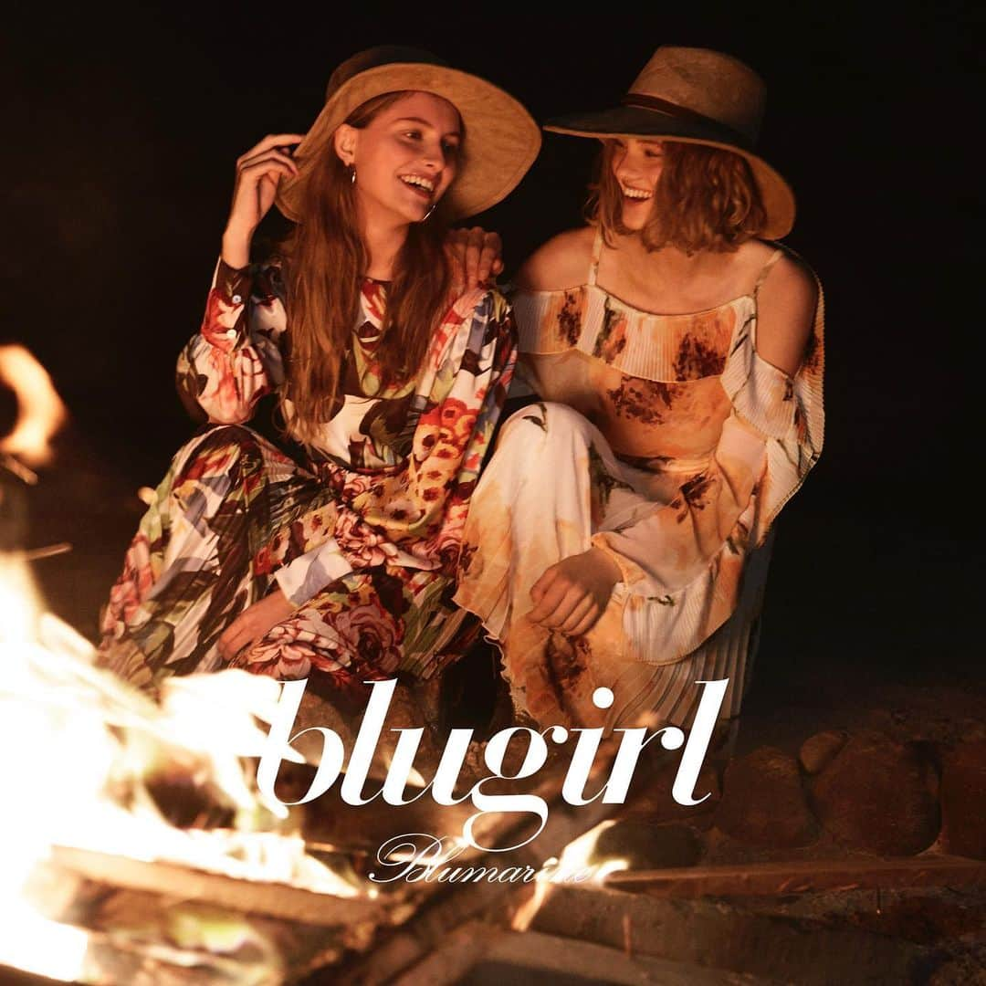 ブルーガールのインスタグラム：「Blugirl Spring Summer 2019 Advertising Campaign A journey to the desert, between suggestive sand dunes and breathtaking sunsets. Two girlfriends. No boundaries. A joyous and carefree mood. This is the Blugirl Spring Summer 2019 Advertising Campaign, conveying a free spirited elegance, poised among freshness, romanticism and non-conformist freedom.  Photographer: @fededeangelis Models: @beatricevendramin, @renske.lb Stylist: @audreytaillee Hair: @gabrytrezzi MUA: @ariannacampa_makeup  #blugirl #blugirlss19 #ss19#advertisingcampaign#beatricevendramin #renskeblockland」