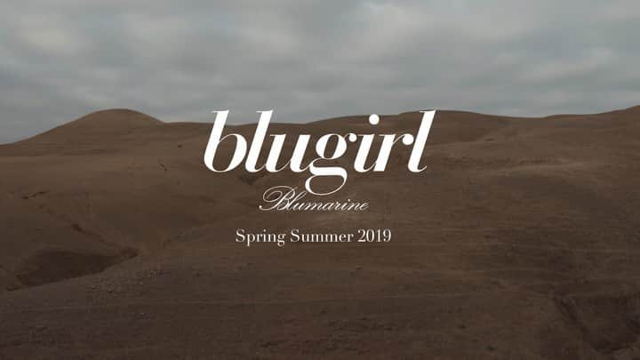 ブルーガールのインスタグラム：「Blugirl Spring Summer 2019 Advertising Campaign A journey to the desert, between suggestive sand dunes and breathtaking sunsets. Two girlfriends. No boundaries. A joyous and carefree mood. This is the Blugirl Spring Summer 2019 Advertising Campaign, conveying a free spirited elegance, poised among freshness, romanticism and non-conformist freedom.  Photographer: @fededeangelis Models: @beatricevendramin, @renske.lb Stylist: @audreytaillee Hair: @gabrytrezzi MUA: @ariannacampa_makeup  #blugirl #blugirlss19 #ss19#advertisingcampaign#beatricevendramin #renskeblockland」