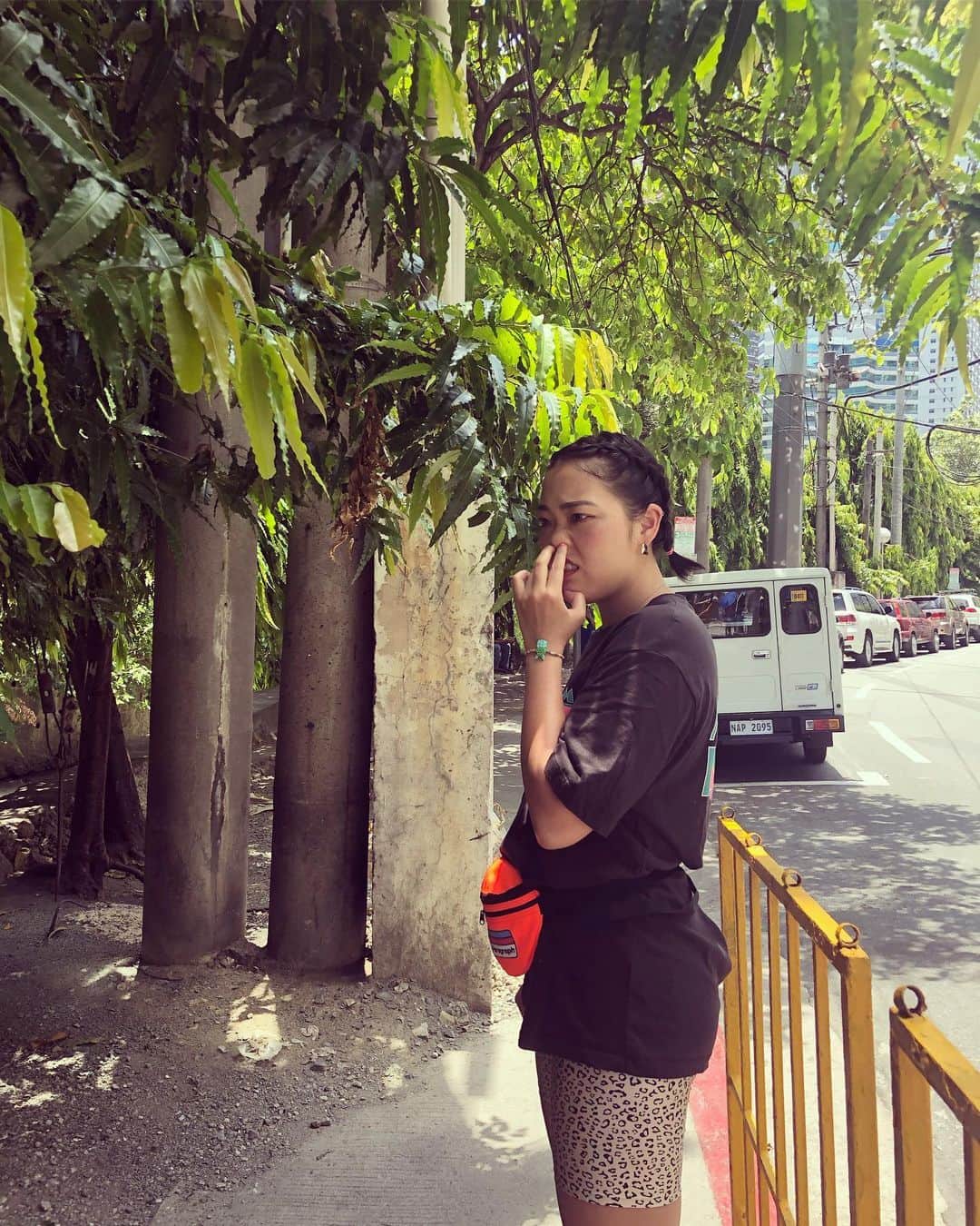 小野美公さんのインスタグラム写真 - (小野美公Instagram)「スブ散歩🐷💜 #Philippine #makati #japanesegirl #japanese #小野美公 #スーブー #街を流れる川がイッチャッテル #鼻つまんでごめんなさい  #ほんまに🙏」6月7日 15時24分 - mikuhead