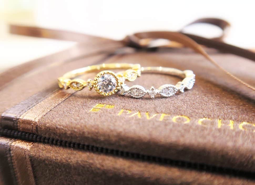 Muqbel ムクベルさんのインスタグラム写真 - (Muqbel ムクベルInstagram)「． ． 【PAVEO CHOCOLAT】 リング名:ジョワ 意味:永遠の喜び ． ファッション性が高くオシャレにつけて頂ける婚約指輪と、アンティーク調のデザインが特徴的な結婚指輪💖 重ねづけでより華やかな印象に✨ ． ． Open☞  11:00〜20:00 Close☞  水曜日定休 TEL☎︎ 098-982-7018 ****************************************************** #muqbel #anniversary #bridal #oceanview  #沖縄 #北谷 #ブライダルリング #マリッジリング #エンゲージリング #プロポーズダイヤモンド #ブライダル #プロポーズ #プレ花嫁 #結婚式 #指輪 #婚約指輪 #結婚指輪 #ウェディングドレス #ブライダルショップ #ウェディング #ムクベル #海 #景色 #ウェディングフォト #前撮り #PAVEOCHOCOLAT #日本中のプレ花嫁さんと繋がりたい #2019夏婚 #挙式 #結婚式準備 ******************************************************」6月7日 15時26分 - muqbel_bridal