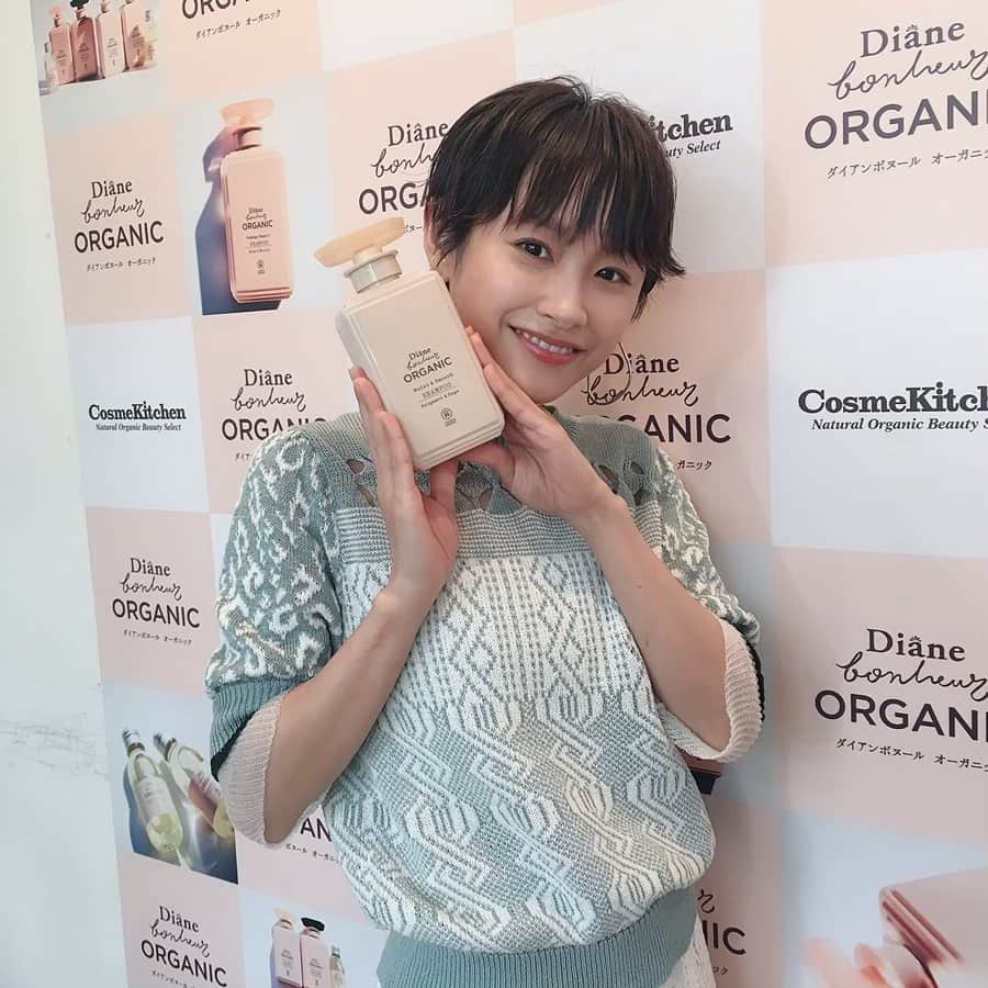 コスメキッチンさんのインスタグラム写真 - (コスメキッチンInstagram)「ㅤ ㅤ Cosme Kitchen × ダイアンボヌール オーガニックのインスタライブを IGTVにUPいたしました✨ ㅤ ㅤ \Special Guest/  ㅤ ■モデル・女優 高橋愛さん ㅤ ■BEAUTY DIRECTOR・MAKE-UP 早坂 香須子さん  ㅤ ■HAIR STYLIST shucoさん ㅤ ㅤ 期間限定で公開しておりますので、ぜひご覧ください！  ㅤ #cosmekitchen  #コスメキッチン  #dianebonheur #ダイアンボヌール  #高橋愛 #早坂香須子 #shuco #ヘアケア #シャンプー  #トリートメント #ヘアオイル」6月7日 15時30分 - cosmekitchen