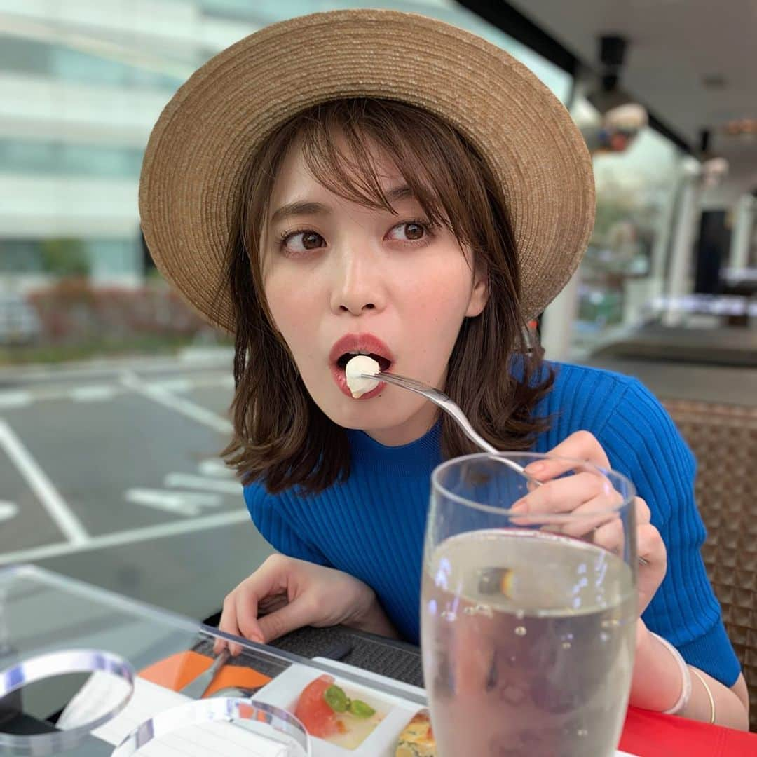 andGIRLさんのインスタグラム写真 - (andGIRLInstagram)「6月号着回しでの 聡子ちゃんもぐもぐタイム オフショット☺️ 1枚目は今回撮影でお世話になった、WILLERさんのレストランバスにて🥂🚌 2枚目は福岡に本店のある 博多もつ鍋やまや品川店の、 明太子食べ放題！ランチ🍚  どちらもコスパ高！オススメです☺️ #andgirl  #アンドガール #宮田聡子 #willer  #博多もつ鍋やまや  #6月号  #梅雨入り ですね」6月7日 15時32分 - andgirl_jp