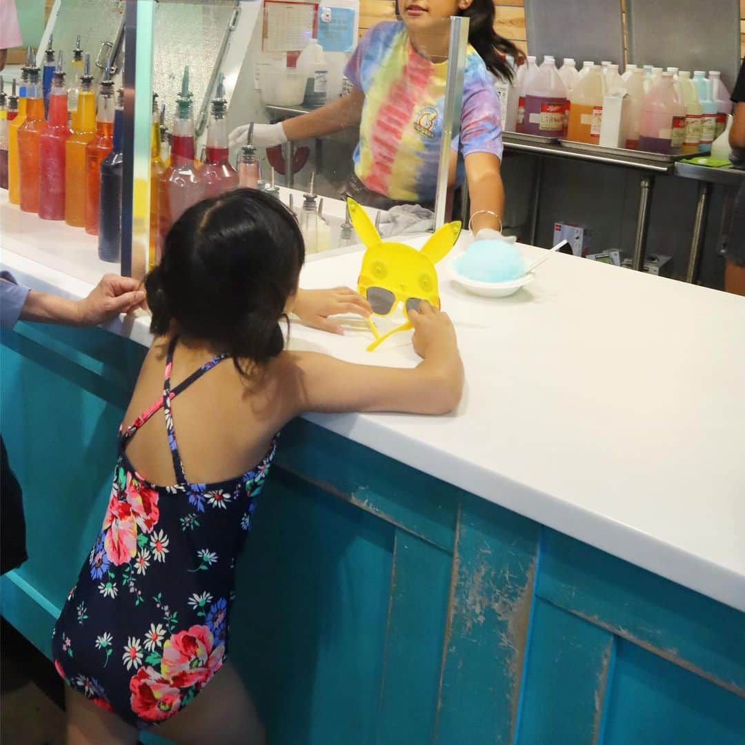 筧沙奈恵さんのインスタグラム写真 - (筧沙奈恵Instagram)「ノースショア、3年ぶりに行ったらすごくお店が増えていた気がします！ ・ いつでもハワイの海を思い出せるように、絵を購入🌊 ・ またお部屋に飾ったらご紹介します✨ ・ おやつは、マツモトシェイブアイスのレインボーかき氷🏳️‍🌈 ・ 目にも鮮やかで、おいしかった😍 ・ #マツモトシェイブアイス #matsumotoshaveice #ノースショア #northshore #ノースショア #マツモトシェイブアイス #shaveice #northshore  #ハワイ #ハワイ旅行 #子連れ旅行 #子連れハワイ #hawaii #旅行 #家族旅行 #5歳 #娘 #2歳 #息子 #3世代旅行 #3世代ハワイ #2人育児 #姉弟 #母娘 #女の子ママ #男の子ママ」6月7日 15時38分 - sanaekakei