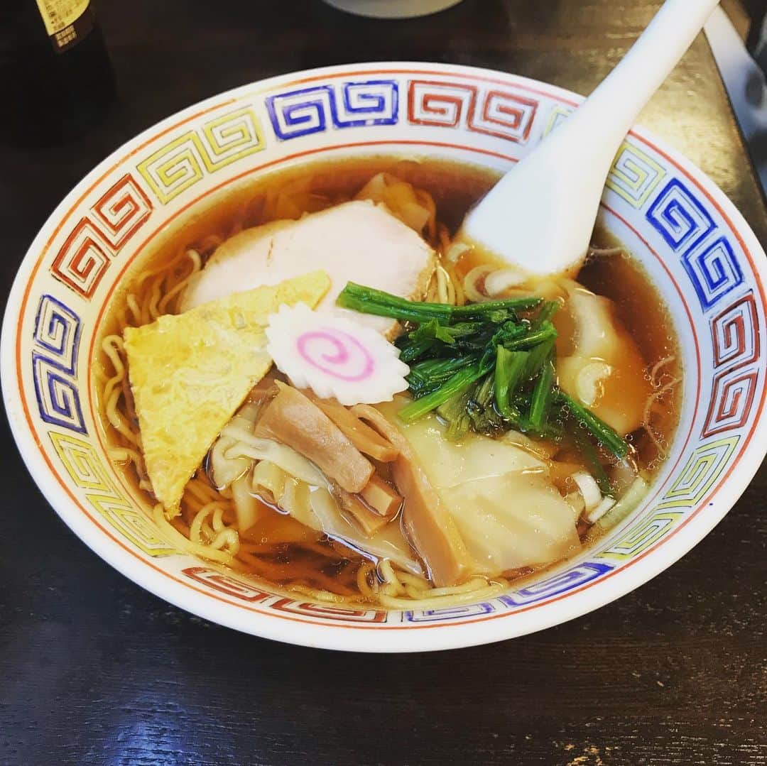 ミトさんのインスタグラム写真 - (ミトInstagram)「・ ・ 改装される前のめちゃくちゃ古いお店の時から ・ ずっと行ってる『萬福』。 ・ ここのラーメンを食べると松竹セントラルで映画観た帰りの ・ セピアな思い出が蘇ってくる。。 ・ 『E.T』を観た時も、『グーニーズ』も、『幻魔大戦』も、 ・ 帰りはここで食べた記憶がある。 ・ 多分改装してからは2回目。 ・ スープを一口飲めば、あの芳しい生姜の香りが鼻を抜け、 ・ 麺をすすれば細く縮れた硬めの麺が喉に心地良い。 ・ ワンタンはタネの小粒なやつで、つるり。 ・ マネージャーさんと「ポークライス」をシェアして、 ・ ラードの重要性を語ったりなんかして、 ・ 遅めの雨のお昼ご飯はゆっくり過ぎていきます。 ・ #ワンタンメン #ポークライス #萬福 #東銀座 #老舗 #clammbon #クラムボン #ミト #ミトムボン #麺道 #雨 #新しい長靴履かなきゃ」6月7日 15時51分 - micromicrophone