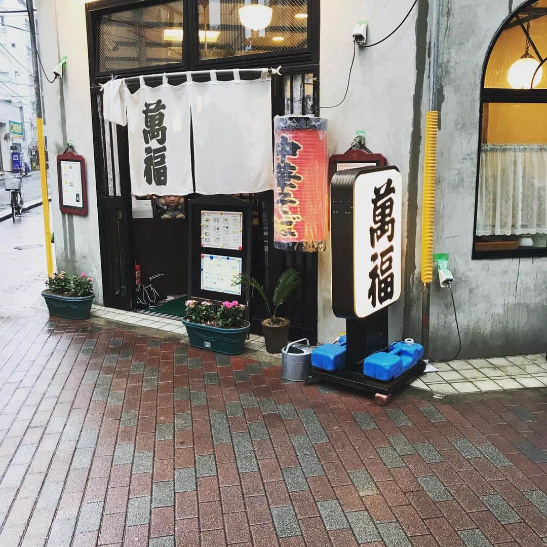 ミトさんのインスタグラム写真 - (ミトInstagram)「・ ・ 改装される前のめちゃくちゃ古いお店の時から ・ ずっと行ってる『萬福』。 ・ ここのラーメンを食べると松竹セントラルで映画観た帰りの ・ セピアな思い出が蘇ってくる。。 ・ 『E.T』を観た時も、『グーニーズ』も、『幻魔大戦』も、 ・ 帰りはここで食べた記憶がある。 ・ 多分改装してからは2回目。 ・ スープを一口飲めば、あの芳しい生姜の香りが鼻を抜け、 ・ 麺をすすれば細く縮れた硬めの麺が喉に心地良い。 ・ ワンタンはタネの小粒なやつで、つるり。 ・ マネージャーさんと「ポークライス」をシェアして、 ・ ラードの重要性を語ったりなんかして、 ・ 遅めの雨のお昼ご飯はゆっくり過ぎていきます。 ・ #ワンタンメン #ポークライス #萬福 #東銀座 #老舗 #clammbon #クラムボン #ミト #ミトムボン #麺道 #雨 #新しい長靴履かなきゃ」6月7日 15時51分 - micromicrophone