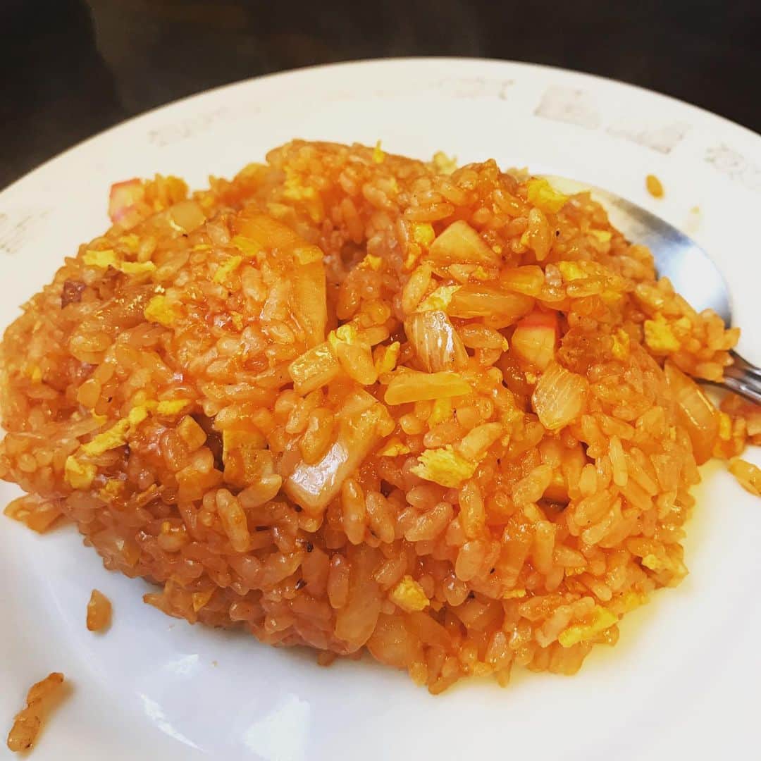 ミトさんのインスタグラム写真 - (ミトInstagram)「・ ・ 改装される前のめちゃくちゃ古いお店の時から ・ ずっと行ってる『萬福』。 ・ ここのラーメンを食べると松竹セントラルで映画観た帰りの ・ セピアな思い出が蘇ってくる。。 ・ 『E.T』を観た時も、『グーニーズ』も、『幻魔大戦』も、 ・ 帰りはここで食べた記憶がある。 ・ 多分改装してからは2回目。 ・ スープを一口飲めば、あの芳しい生姜の香りが鼻を抜け、 ・ 麺をすすれば細く縮れた硬めの麺が喉に心地良い。 ・ ワンタンはタネの小粒なやつで、つるり。 ・ マネージャーさんと「ポークライス」をシェアして、 ・ ラードの重要性を語ったりなんかして、 ・ 遅めの雨のお昼ご飯はゆっくり過ぎていきます。 ・ #ワンタンメン #ポークライス #萬福 #東銀座 #老舗 #clammbon #クラムボン #ミト #ミトムボン #麺道 #雨 #新しい長靴履かなきゃ」6月7日 15時51分 - micromicrophone