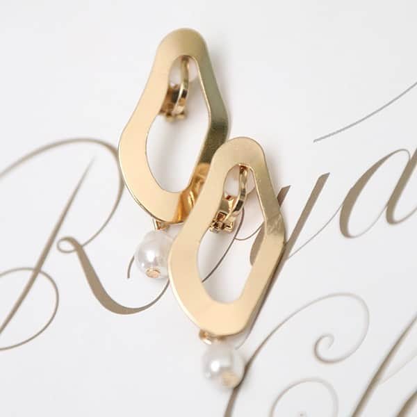 のインスタグラム：「PERLE by SPARA @perlebyspara  よりNEWアクセサリー登場！ パール×ゴールドは大変人気です♡♡♡ お早めにオンラインショップをチェックしてみてくださいね！  #SPARA#スパラ#PERLEby SPARA#アクセサリー#パールアクセサリー#パールピアス#パールイヤリング#プチプラアクセサリー」