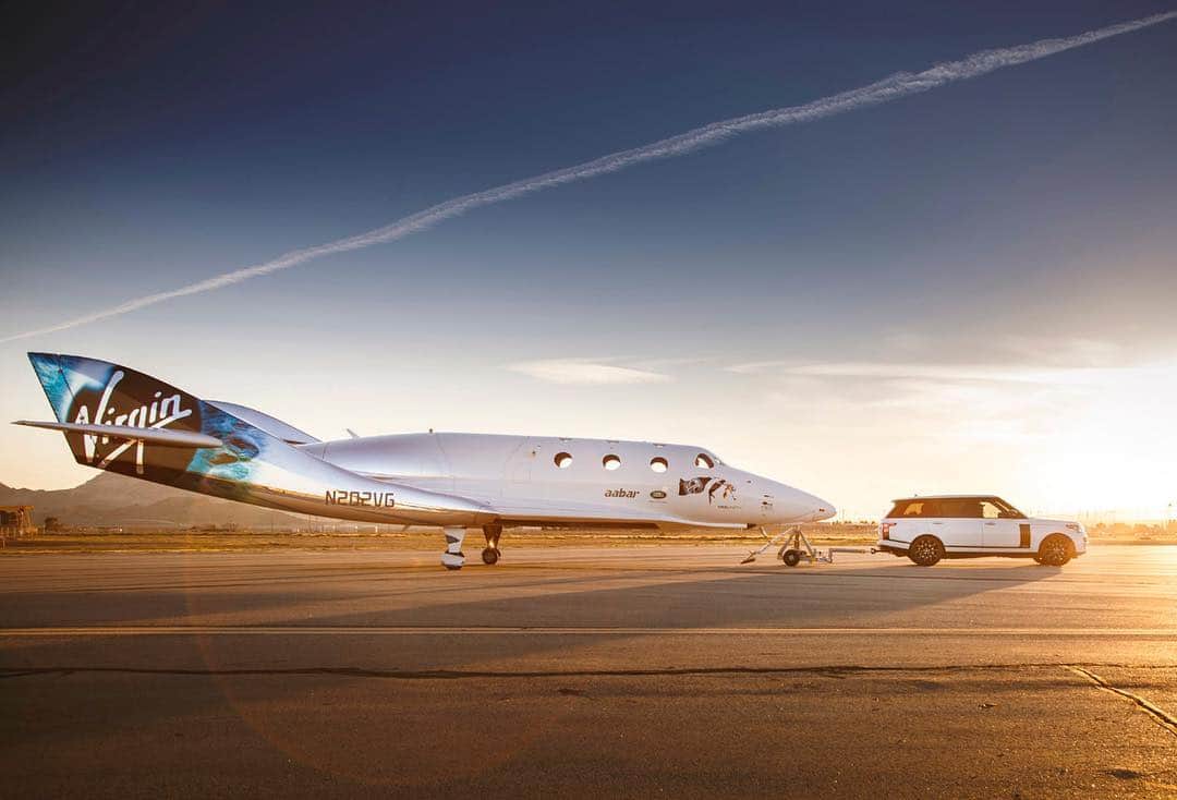Design Milkさんのインスタグラム写真 - (Design MilkInstagram)「The @VirginGalactic Future Astronauts – who will soon be able to check off “outer space” as a travel destination they’ve been to – will also have the option to commemorate their genuinely elite status as travelers with an astronauts-only, @RangeRover Astronaut Edition. 👩‍🚀👨‍🚀 designmilk.com」6月7日 15時46分 - designmilk