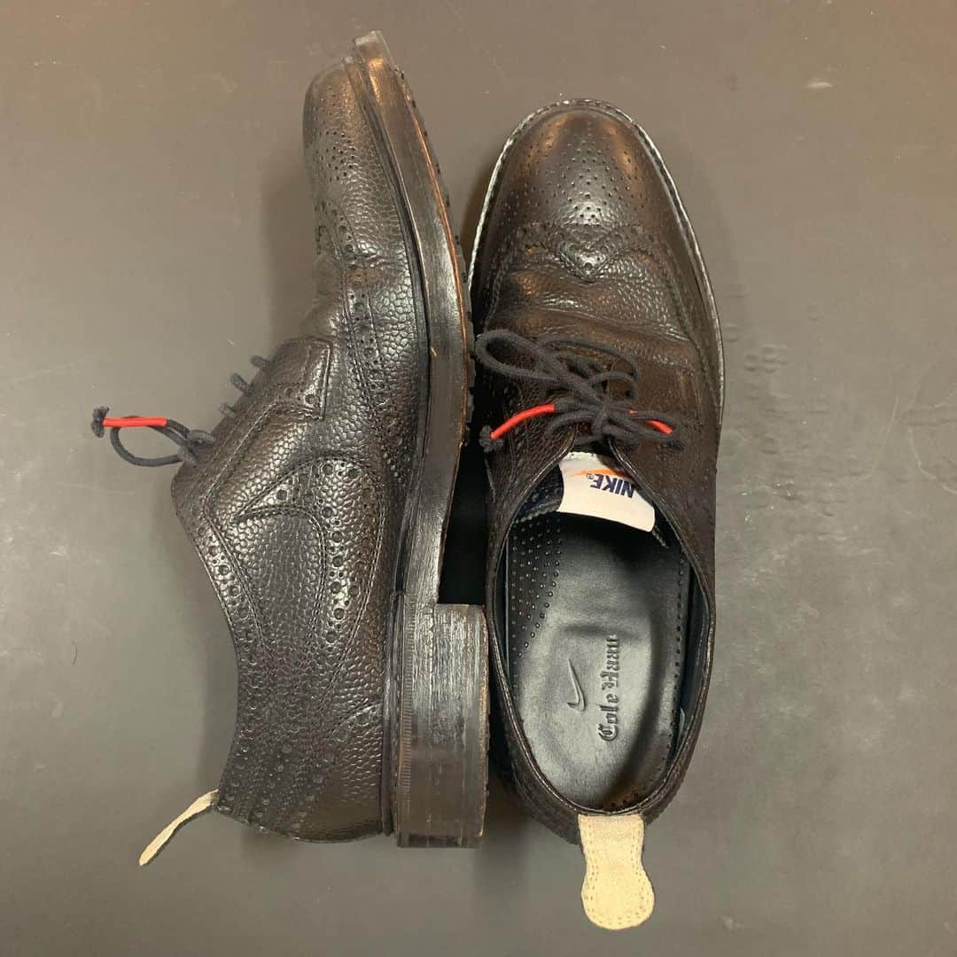 野村訓市さんのインスタグラム写真 - (野村訓市Instagram)「Look what I found @tomsachs ? Cole Haan leather shoe with Nike swoosh with reflector on the back. 😘 @marcfraser66 トムさんのナイキ革靴 #missioncontrolshoes」6月7日 15時46分 - kunichi_nomura