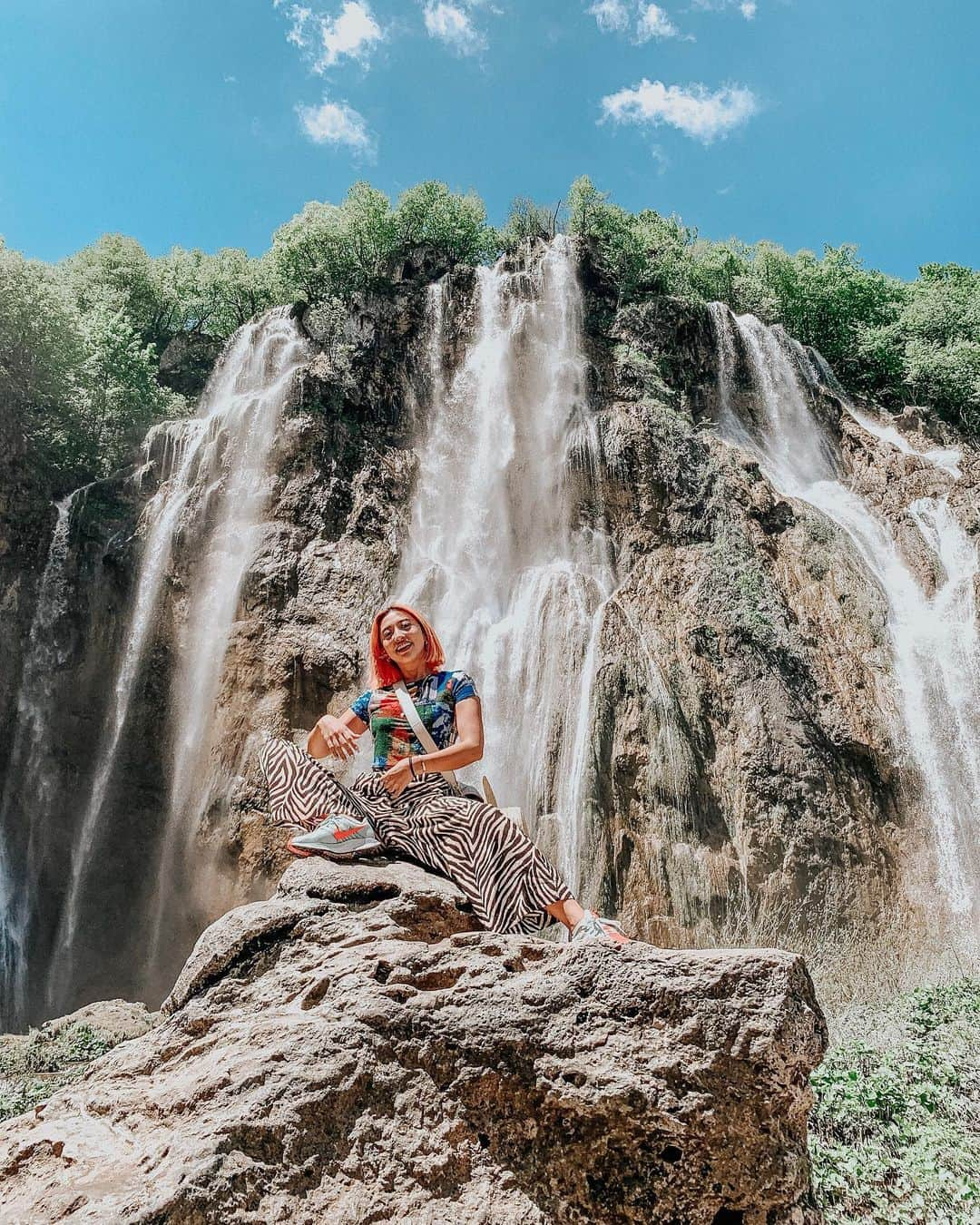 植野有砂さんのインスタグラム写真 - (植野有砂Instagram)「After 2 years we came back to our favorite city #Istria #croatia @pearypie @notep ❤️ this is not in istria but you can’t miss this if you’re in Croatia !! 2年ぶりに同じメンバーでクロアチアに来ました💓またイストリアという小さな町にいるんだけどその前に有名なプリトヴィツェという公園に来たよ！壮大すぎてクロアチアにきたら絶対訪れてほしい🥺💓野生の動物もいっぱいいたー！全部ストーリーハイライトしてるので是非みてね🥺💓 #plitvicelakes #shareistria #プリトヴィツェ #クロアチア」6月7日 15時46分 - alisaueno