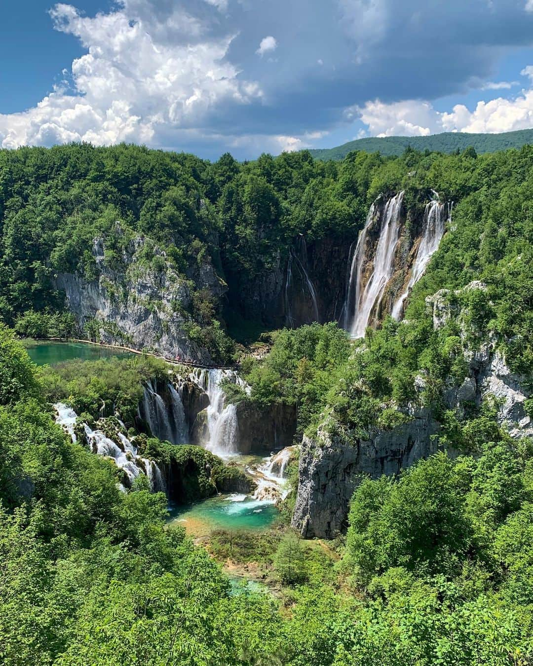 植野有砂さんのインスタグラム写真 - (植野有砂Instagram)「After 2 years we came back to our favorite city #Istria #croatia @pearypie @notep ❤️ this is not in istria but you can’t miss this if you’re in Croatia !! 2年ぶりに同じメンバーでクロアチアに来ました💓またイストリアという小さな町にいるんだけどその前に有名なプリトヴィツェという公園に来たよ！壮大すぎてクロアチアにきたら絶対訪れてほしい🥺💓野生の動物もいっぱいいたー！全部ストーリーハイライトしてるので是非みてね🥺💓 #plitvicelakes #shareistria #プリトヴィツェ #クロアチア」6月7日 15時46分 - alisaueno