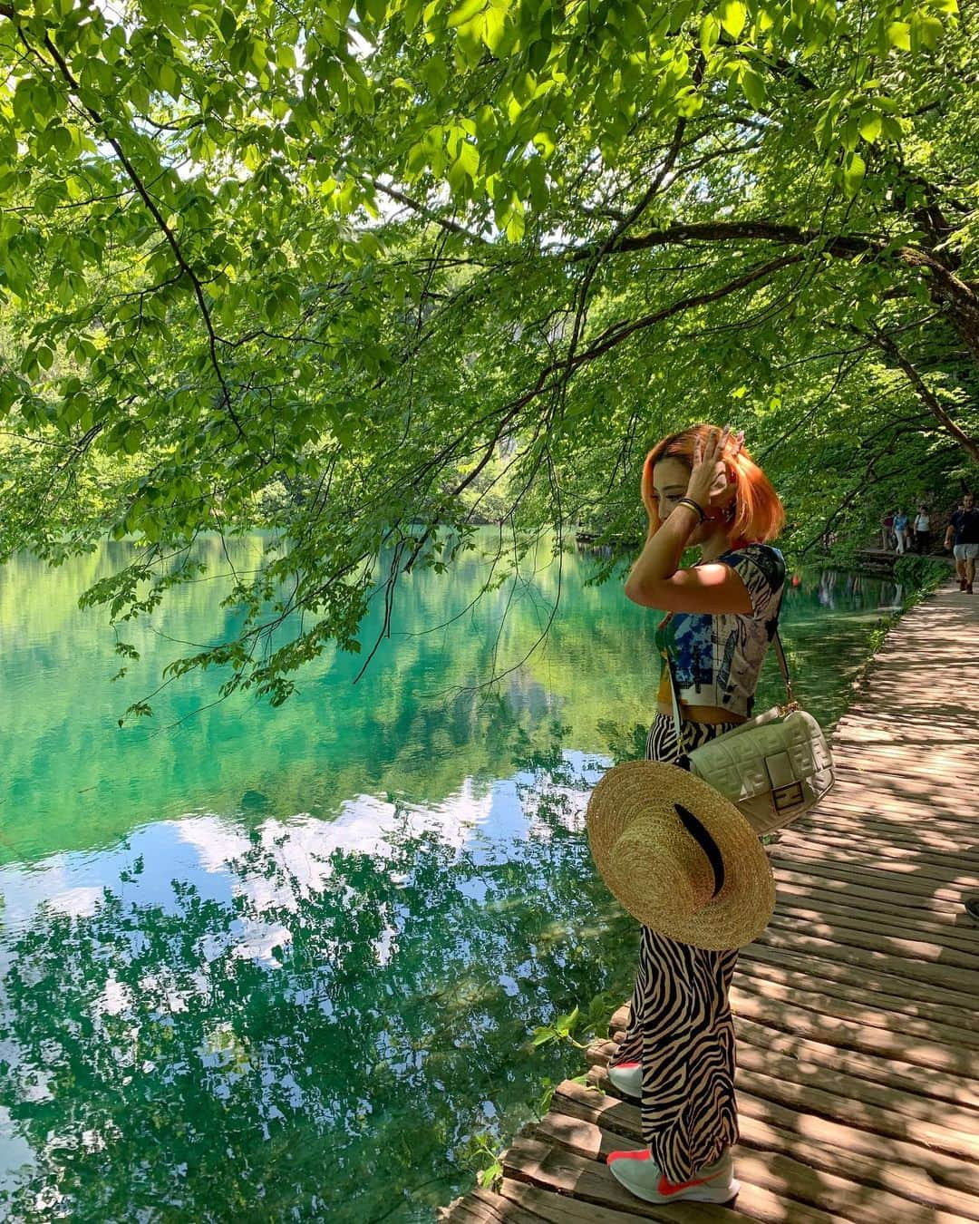 植野有砂さんのインスタグラム写真 - (植野有砂Instagram)「After 2 years we came back to our favorite city #Istria #croatia @pearypie @notep ❤️ this is not in istria but you can’t miss this if you’re in Croatia !! 2年ぶりに同じメンバーでクロアチアに来ました💓またイストリアという小さな町にいるんだけどその前に有名なプリトヴィツェという公園に来たよ！壮大すぎてクロアチアにきたら絶対訪れてほしい🥺💓野生の動物もいっぱいいたー！全部ストーリーハイライトしてるので是非みてね🥺💓 #plitvicelakes #shareistria #プリトヴィツェ #クロアチア」6月7日 15時46分 - alisaueno