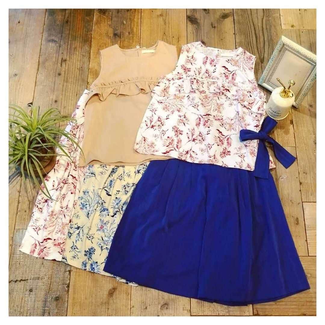 furryrate officialのインスタグラム：「【2019 summer collection】 . ▶tops #フリルブラウス No.43690415 ホワイト×レッド/ベージュ/ベージュ×ネイビー ¥5,292- . ▶pants #フレアパンツ No.43690457 ダークブルー/ホワイト×レッド/ベージュ×ネイビー ¥6,372- . . #furryrate #furry #ファーリーレート #ファーリー #キレイめカジュアル #花柄 #summer #summercollection #tops #flare #pants #フリル #フリルブラウス」