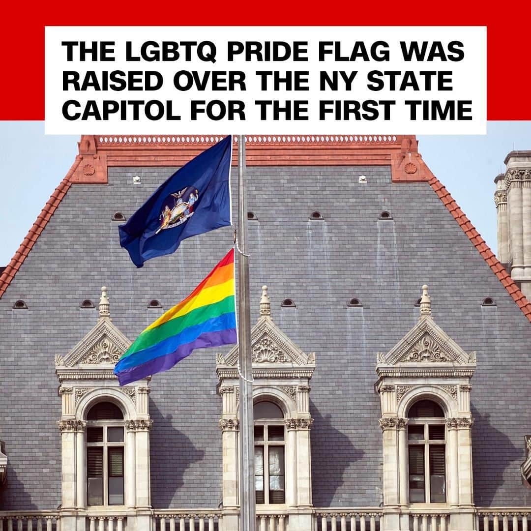 CNNさんのインスタグラム写真 - (CNNInstagram)「In honor of Pride month, the New York state Capitol raised a rainbow LGBTQ pride flag 🏳️‍🌈alongside the state flag for the first time. “New York is home to trailblazing leaders in the LGBTQ rights movement who broke down barriers and never stopped fighting for full equality,” New York Gov. Andrew Cuomo said. (📸: NYGovCuomo/Twitter)」6月7日 16時00分 - cnn