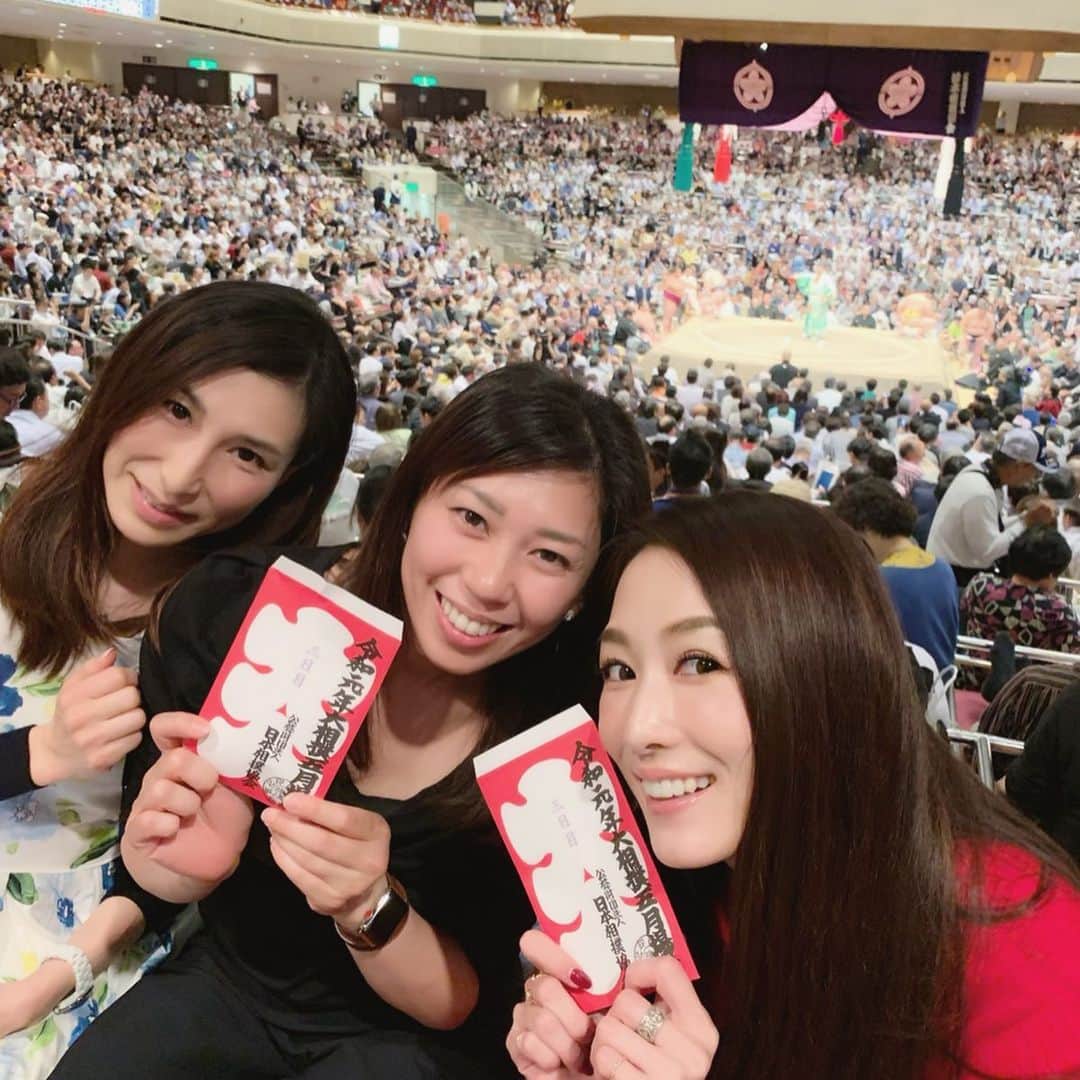 のインスタグラム：「先日行った相撲観戦、令和初場所😆😆😆 ずっと行ってみたかったんだぁ✨ . お弁当食べながらお酒飲みながら観戦楽しいすぎた😝 . 外でお相撲さんとも写真撮ってもらえて嬉しい😊💕 . また行きたいなぁ〜 . #相撲 #sumou #相撲観戦 #令和初場所 #杏さゆり #SayuriAnzu」