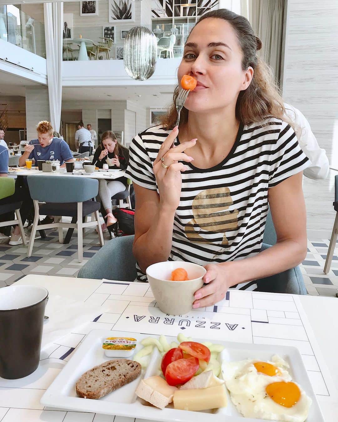 ズザンナ・ヤカボスのインスタグラム：「morning 🍉 🍎 ki szokta gyümölccsel indítani a reggelit? 🤪」