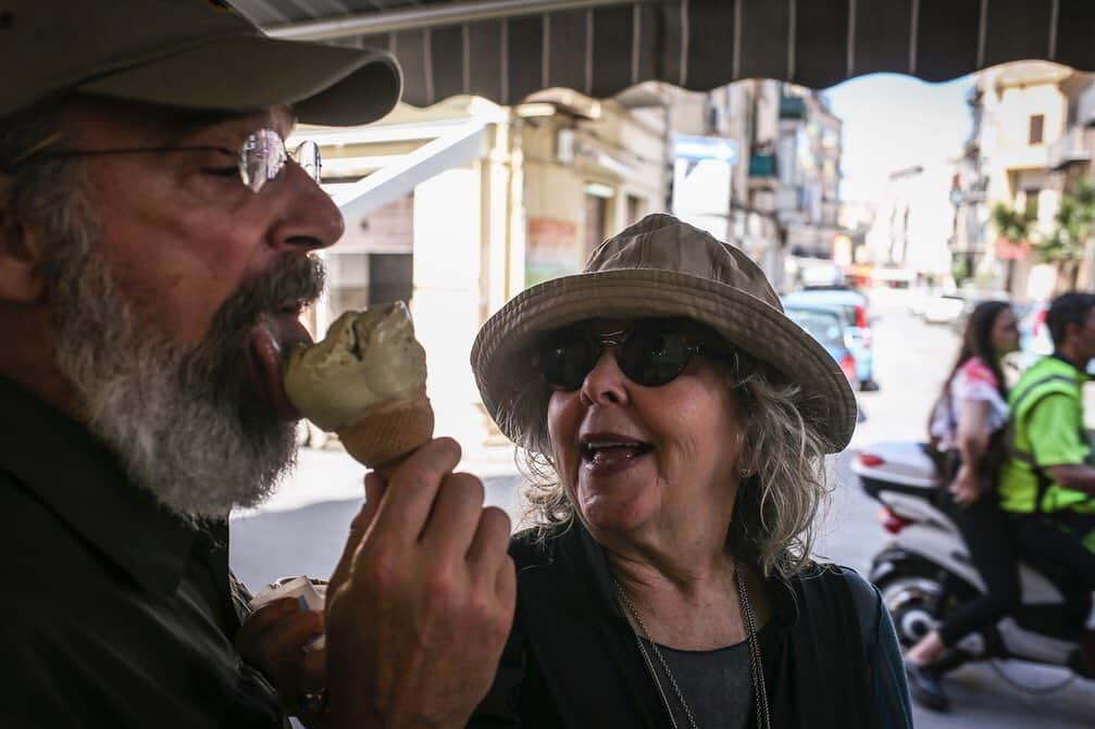 マンディ・パティンキンさんのインスタグラム写真 - (マンディ・パティンキンInstagram)「Of course, it wouldn’t be a trip to Italy without a few gelato breaks. We’ve never had a sugar high like this!」6月7日 15時53分 - mandypatinkin