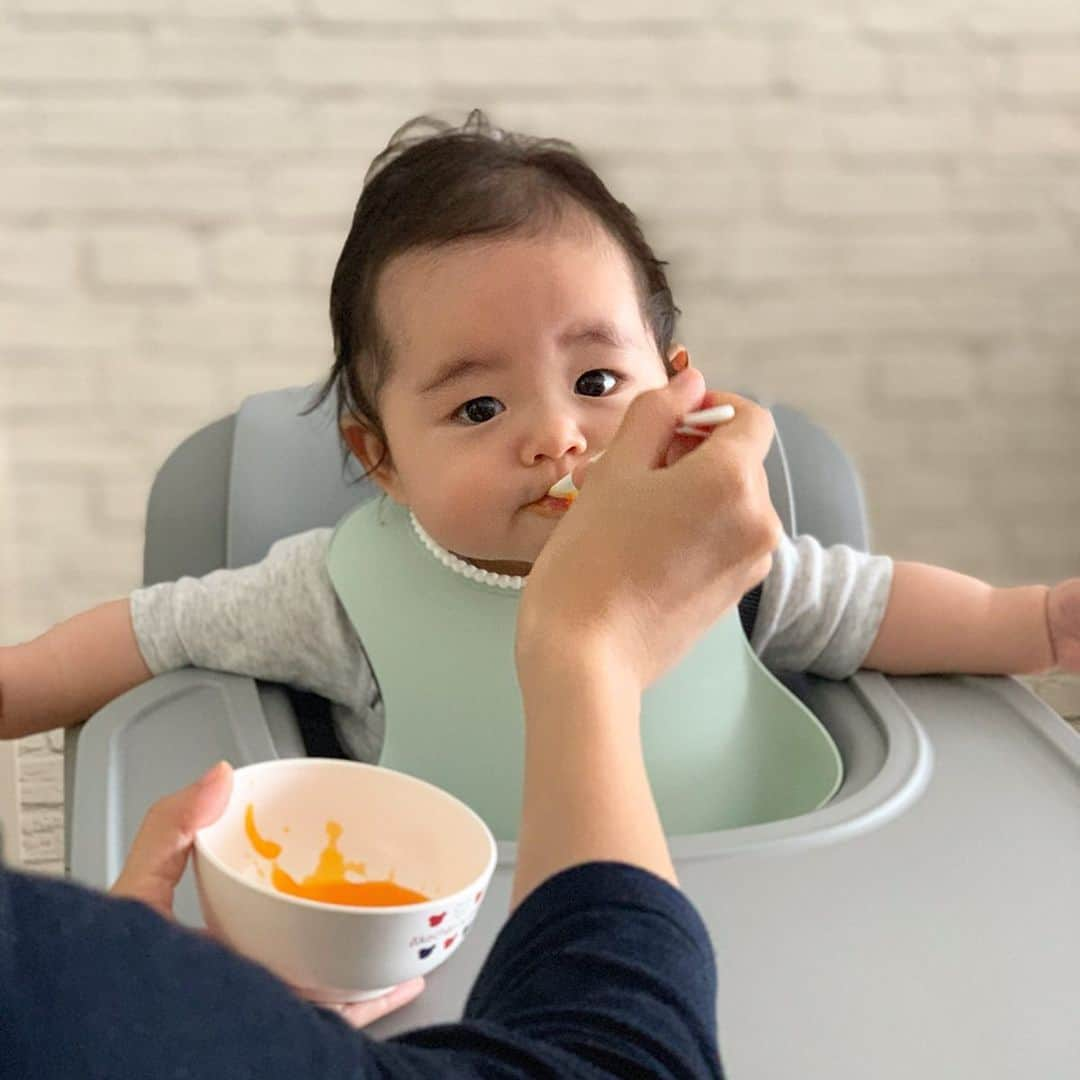 佐倉真衣さんのインスタグラム写真 - (佐倉真衣Instagram)「離乳食にも慣れてきました🥣 一口食べるごとに「うぃー！」と声出しながらだから時間はかかるけど本人はとっても楽しそうです🦖 . 喜んで食べてくれるもんだから、色々な食材を食べさせてあげたくて【Mi+(ミタス)】のオーガニックベビーフードも活用してます！  安心安全な季節のお野菜のペーストが定期的に冷凍で届くので便利！そして三ッ星シェフや管理栄養士の方の監修なのですごくおいしい！ 旬のお野菜って味付けしなくてもこんなに甘みや旨みがあるんだよなぁ🥺と改めて感動しちゃう。 . この日はお粥とほうれん草にミタスの新たまねぎピューレを足してみました😋 ペロリと完食してくれると母子ともにハッピー✌️ (ミタス足した時の方が食い付きがいいのには少しだけ傷つきますが、まぁ良しとしよう笑) . この調子でこのまま順調に進んでくれるといいな〜👶🏻🥣 . @mmitasu . #Mi+ #ミタス #離乳食 #離乳食初期 #離乳食中期 #オーガニック #ベビーフード #男の子ベビー #男の子ママ #赤ちゃんのいる生活 #baby #babyfood #babyboy」6月7日 15時59分 - maitanaka20