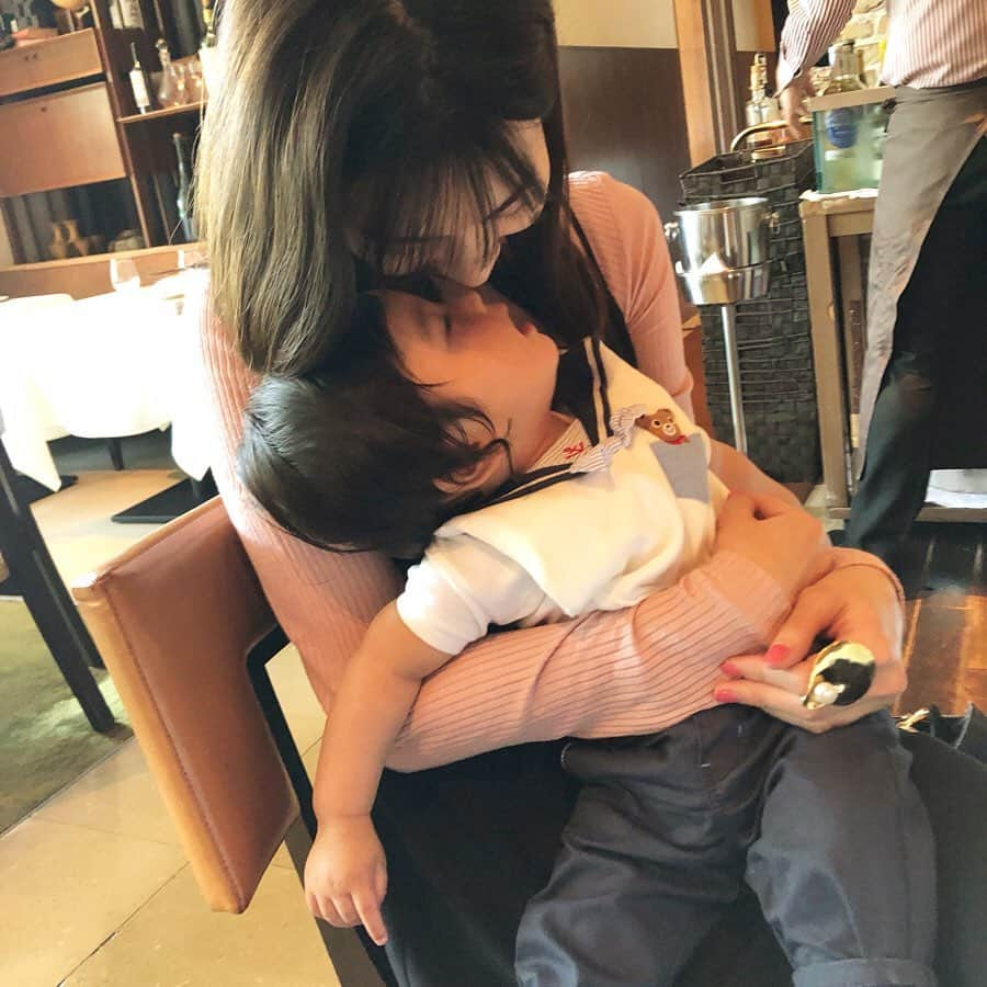 安座間美優さんのインスタグラム写真 - (安座間美優Instagram)「おがちのBABYジョージ👶 抱っこしてると、いつも振り返って私を見てくるの。それが可愛くて可愛くて…♡ 可愛すぎる結果、いつも顔を近づけ過ぎてしまう🙄笑 #癒し#George#hola_george」6月7日 15時59分 - mew_azama