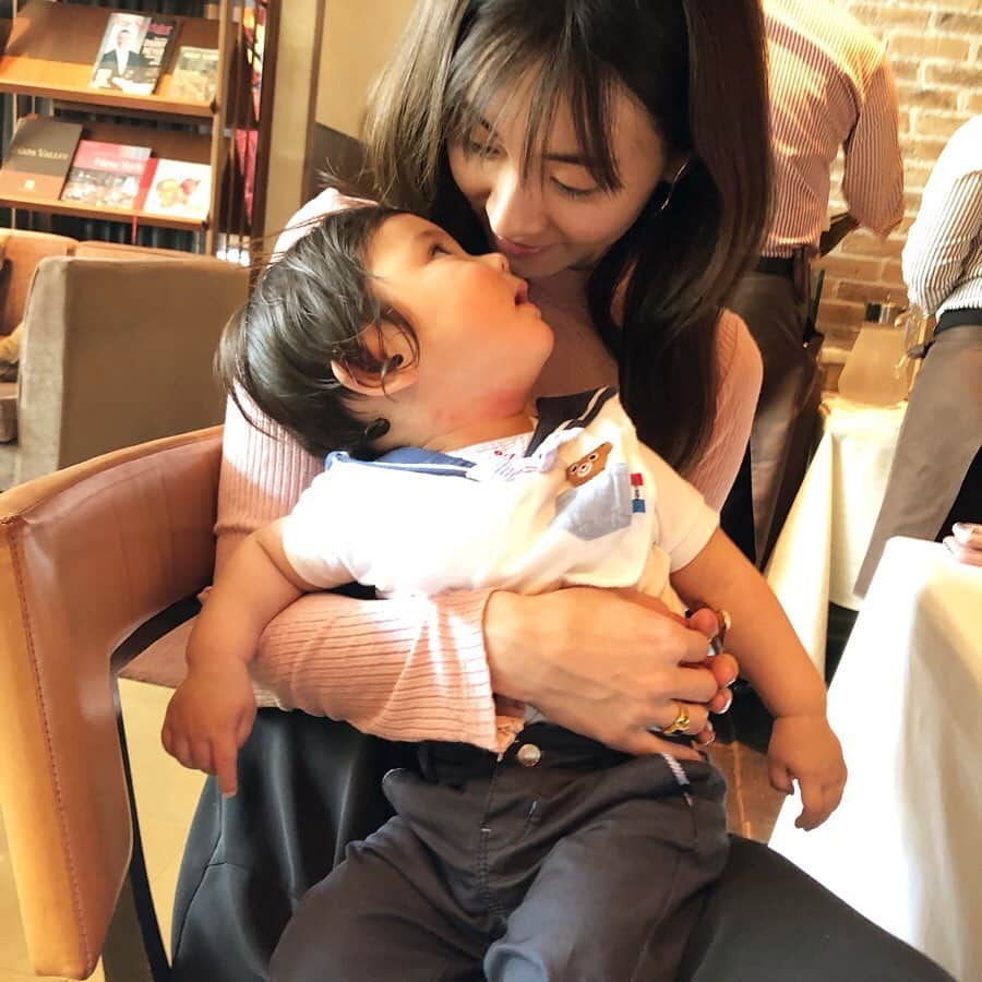 安座間美優さんのインスタグラム写真 - (安座間美優Instagram)「おがちのBABYジョージ👶 抱っこしてると、いつも振り返って私を見てくるの。それが可愛くて可愛くて…♡ 可愛すぎる結果、いつも顔を近づけ過ぎてしまう🙄笑 #癒し#George#hola_george」6月7日 15時59分 - mew_azama