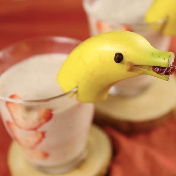 Sumifruさんのインスタグラム写真 - (SumifruInstagram)「#イルカのバナナストロベリースムージー * バナナといちごの入ったスムージーをいちごのハートをトッピングしたグラスに注ぎ、イルカのバナナをトッピングしたインスタ映えするかわいいスムージーです。 * 可愛いバナナイルカのトッピングされたスムージーを飲むと、朝から幸せな気分になれそうですね❤ * ●材料(1人分） *バナナ 　1本 *いちご 　5個 *牛乳 　150cc (トッピング用） *バナナ 　1/2本 *いちご 　2個 *チョコペン　　適量 *ドライクランベリー　適量 ●作り方 1.ミキサーにバナナ、いちご、牛乳を入れてなめらかになるまで撹拌する。 2.半分に切ったバナナのヘタの部分を半分にさきイルカの口の部分にし、お好みでドライクランベリーをくわえさせる。下の部分をグラスにさせるように切れ目を入れ、チョコペンで目と口を書く。いちごは2mmくらいにスライスし、上を三角にカットしハートになるようにする。 3.グラスの内側にに2のいちごを貼り付け、1を注ぎバナナイルカをグラスにデコレーションする。 #甘熟王 #スミフル #バナナ  #スムージー #いちご #美肌 #カリウム #レシピ #フルーツ  #手作りお菓子 #おうちカフェ #健康  #ジム #おうちごはん #fruits #foodie #banana  #instafood  #cooking  #food  #sumifru  #avocado  #morning #banana  #recipe」6月7日 16時03分 - sumifru_banana